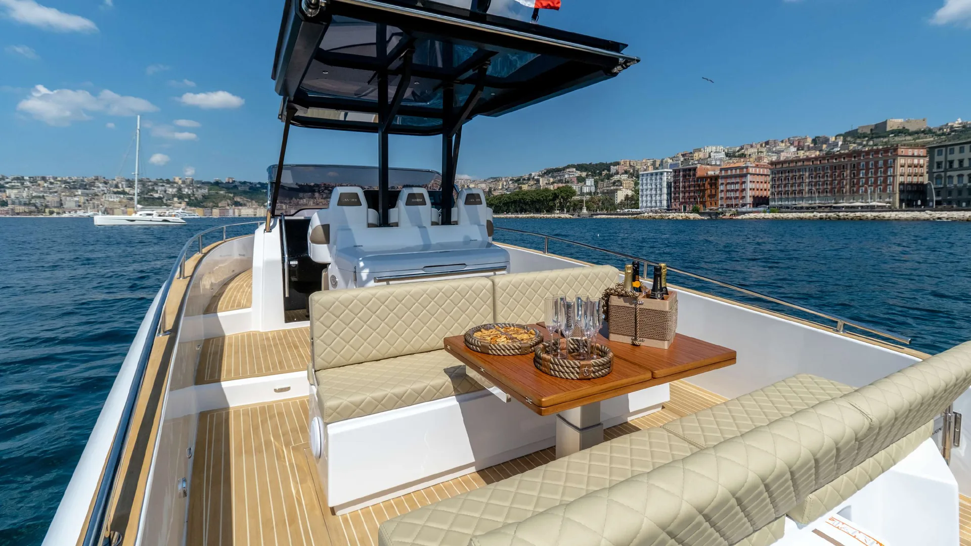 Avangarde 35 — photo 4 location yacht Saint-Tropez