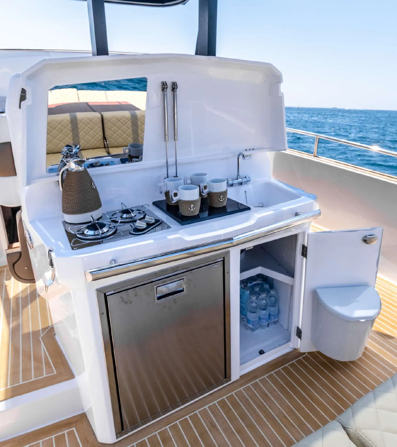Avangarde 35 — photo 6 location yacht Saint-Tropez