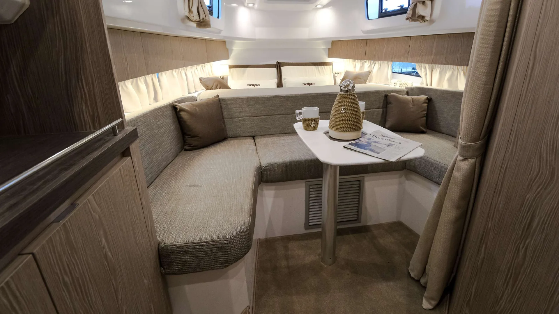 Avangarde 35 — photo 9 location yacht Saint-Tropez