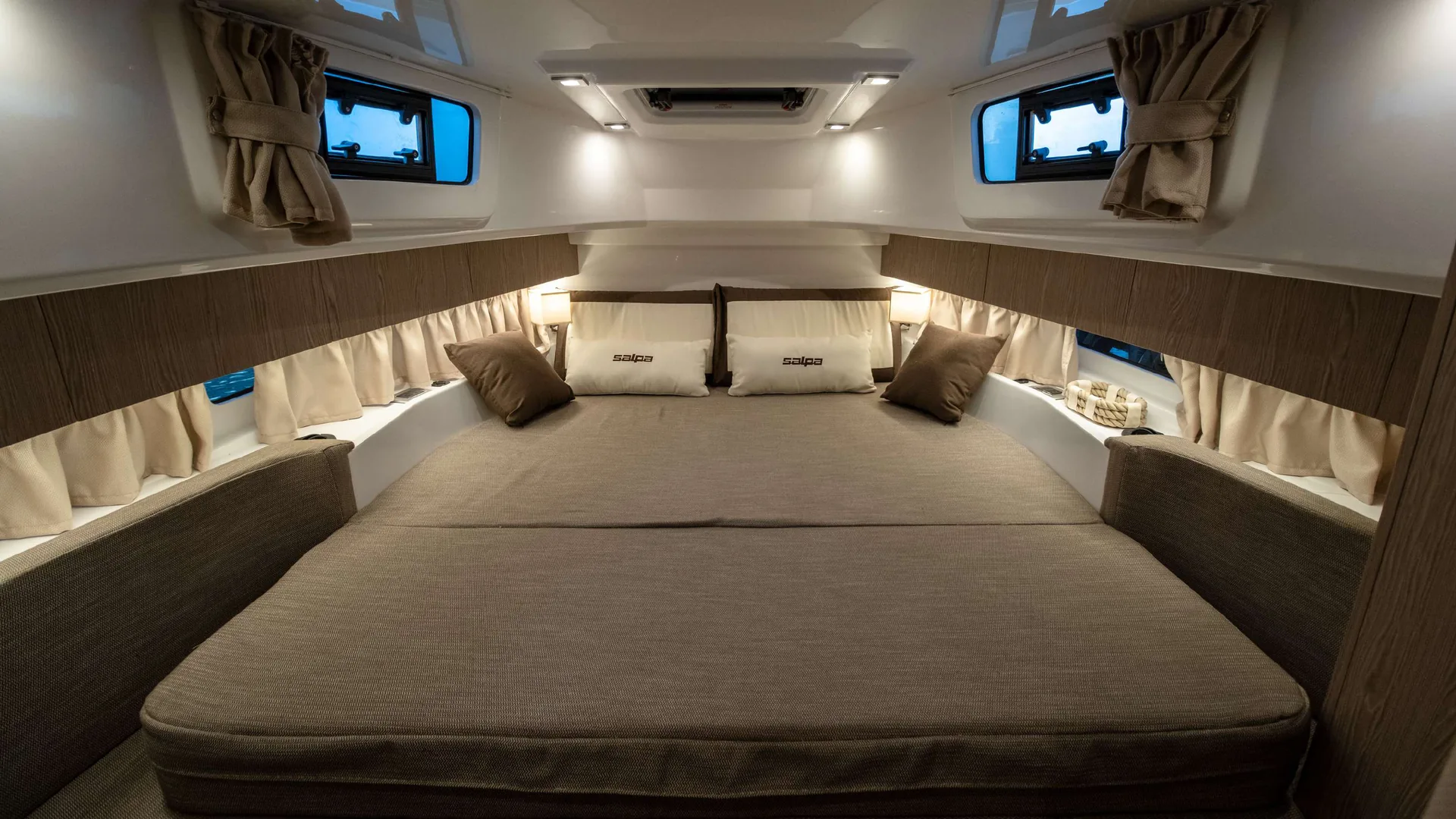 Avangarde 35 — photo 10 location yacht Saint-Tropez