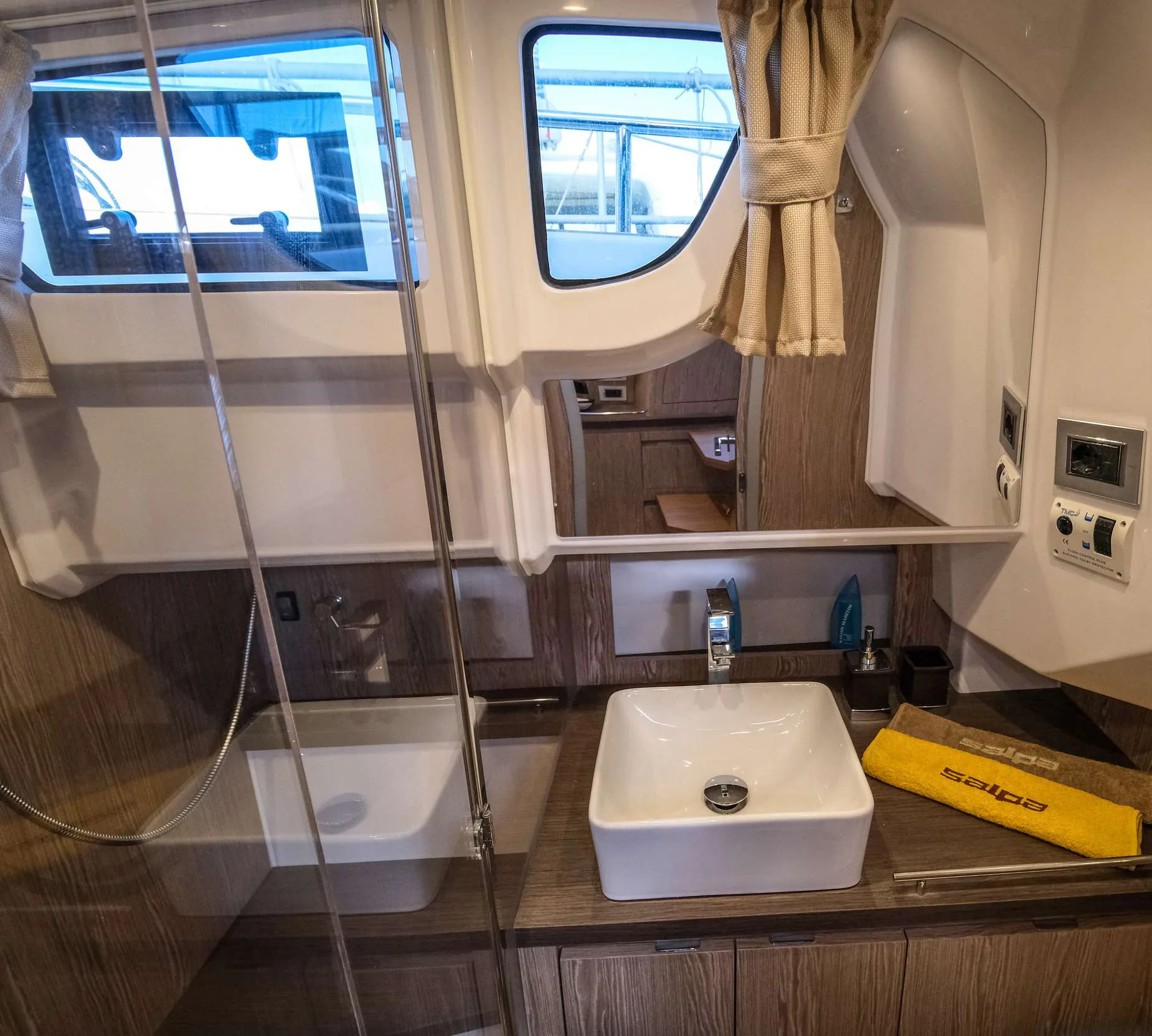 Avangarde 35 — photo 12 location yacht Saint-Tropez