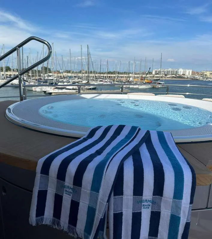 Cosmico — photo 46 location yacht Saint-Tropez