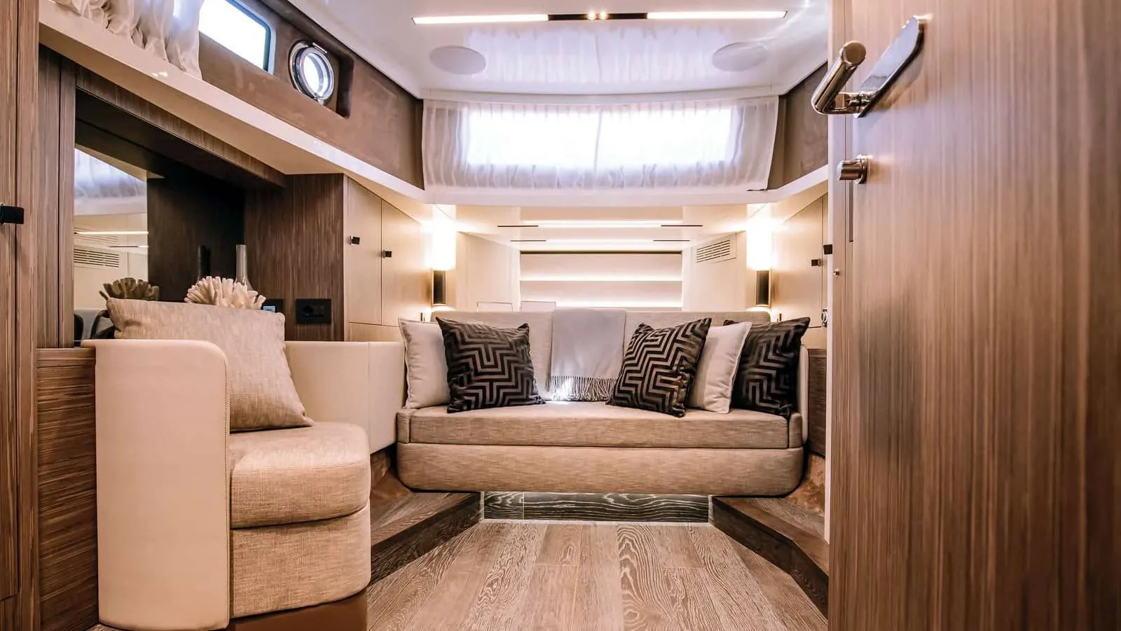 Cranchi A46 - photo 5 yacht charter Saint-Tropez