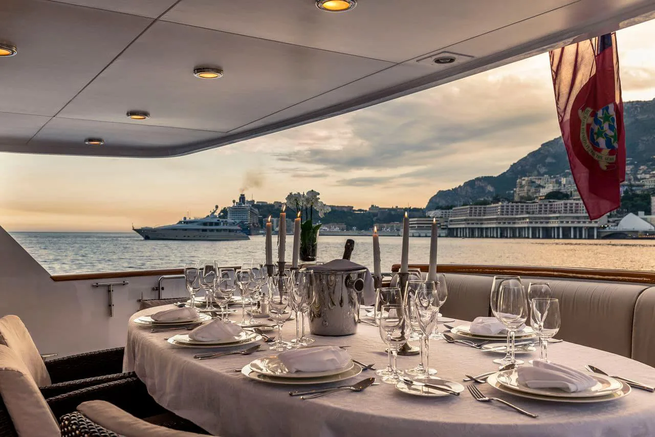 Jojo — photo 3 location yacht Saint-Tropez