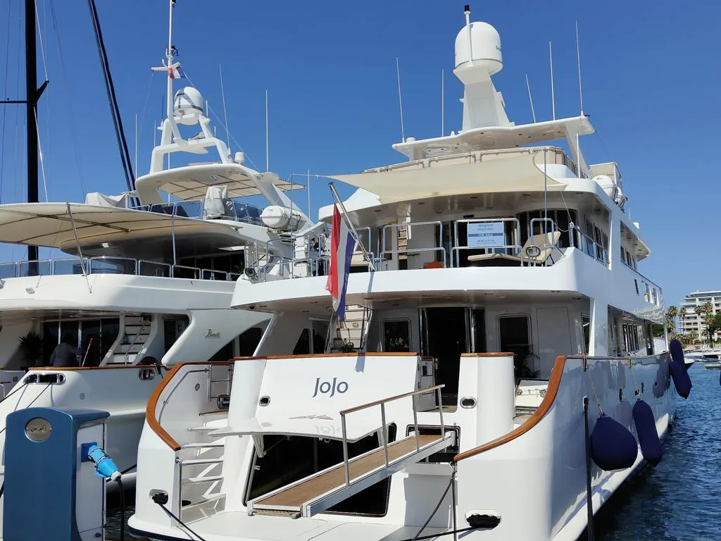 Jojo — photo 4 location yacht Saint-Tropez