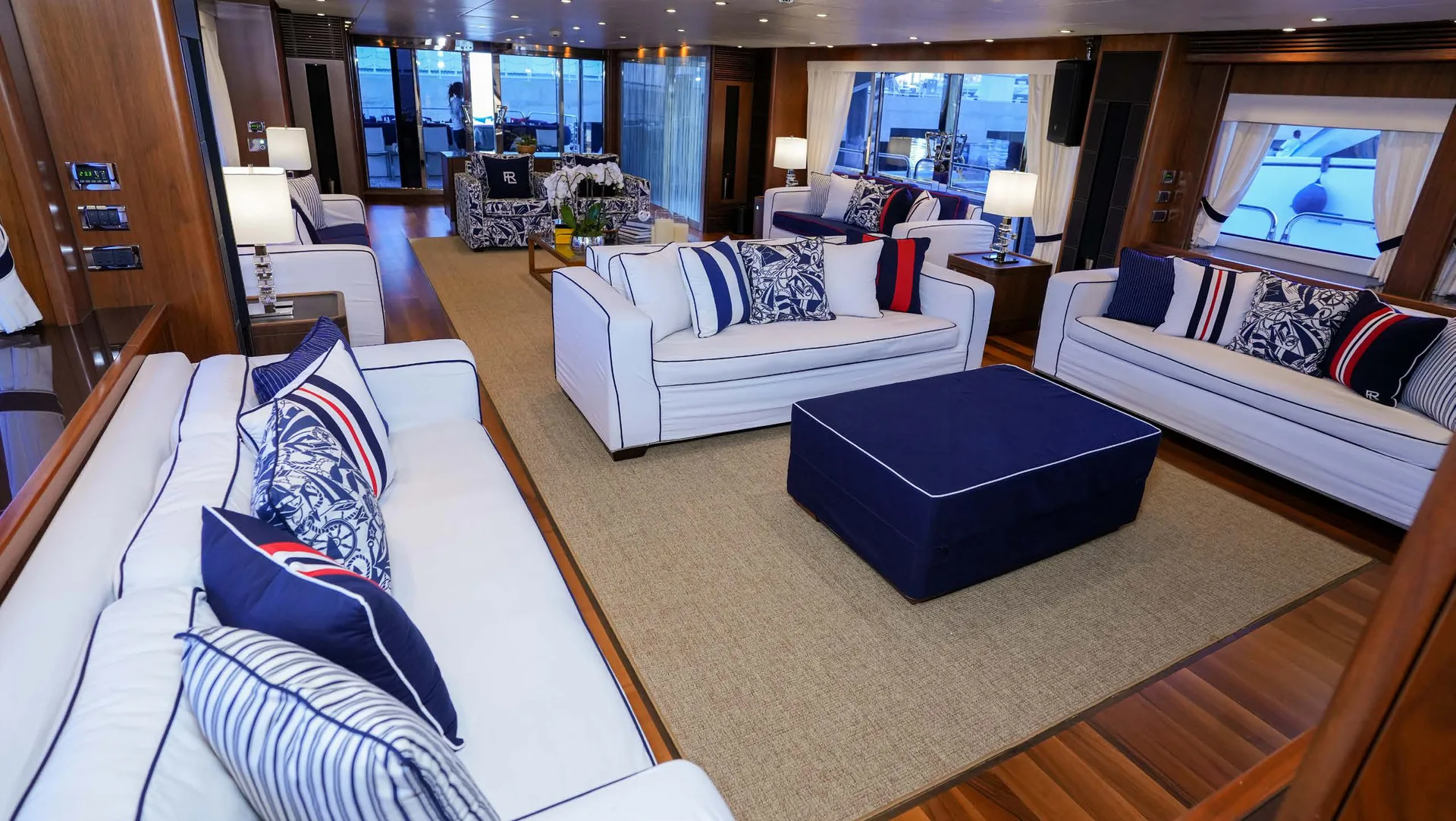 Lucien — photo 12 location yacht Saint-Tropez