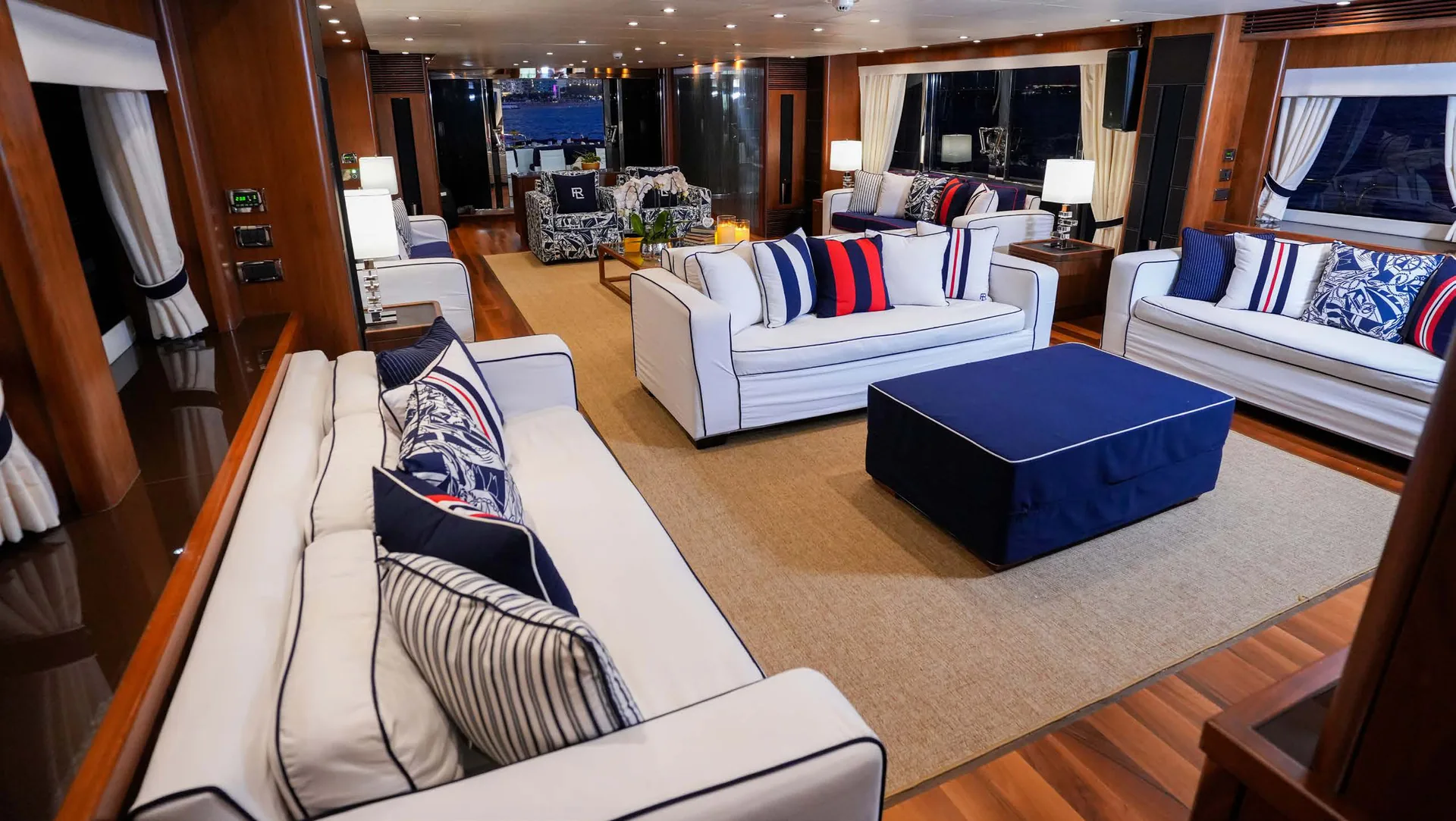 Lucien — photo 13 location yacht Saint-Tropez