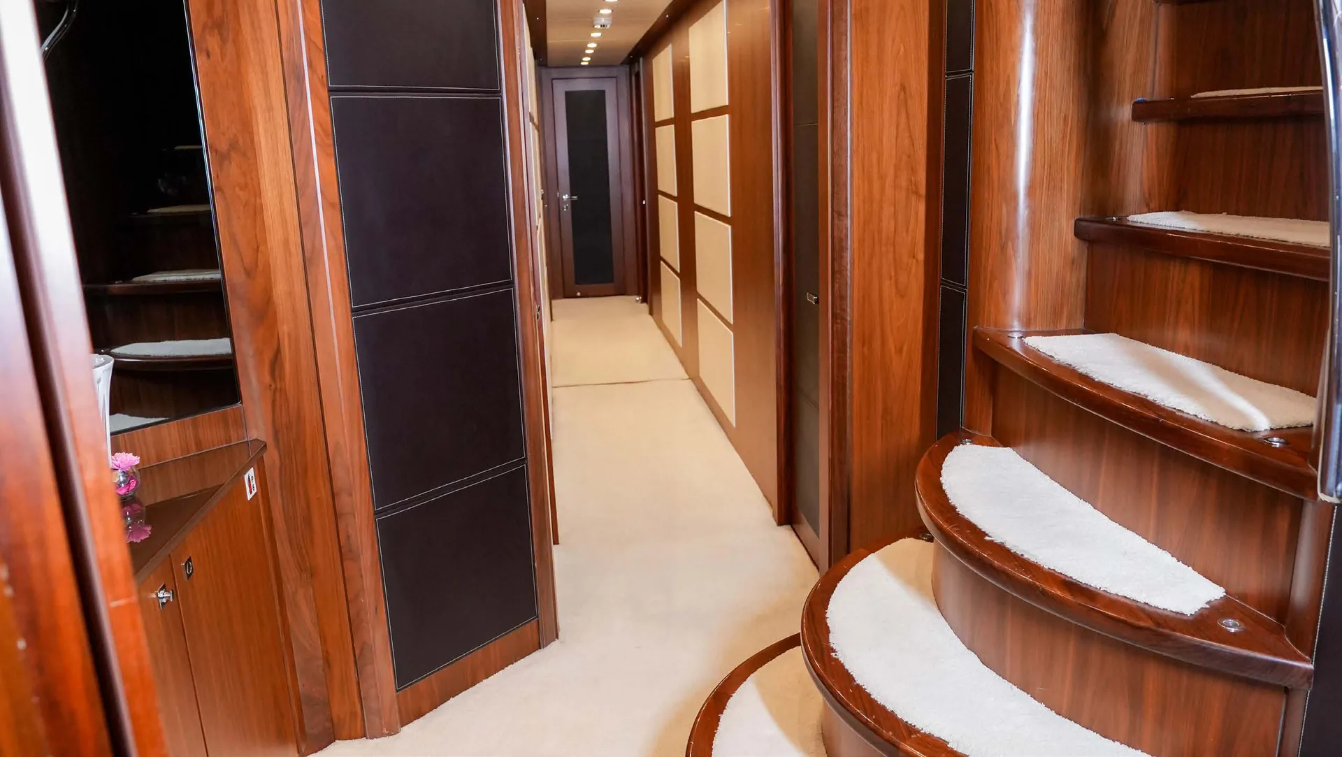Lucien — photo 20 location yacht Saint-Tropez