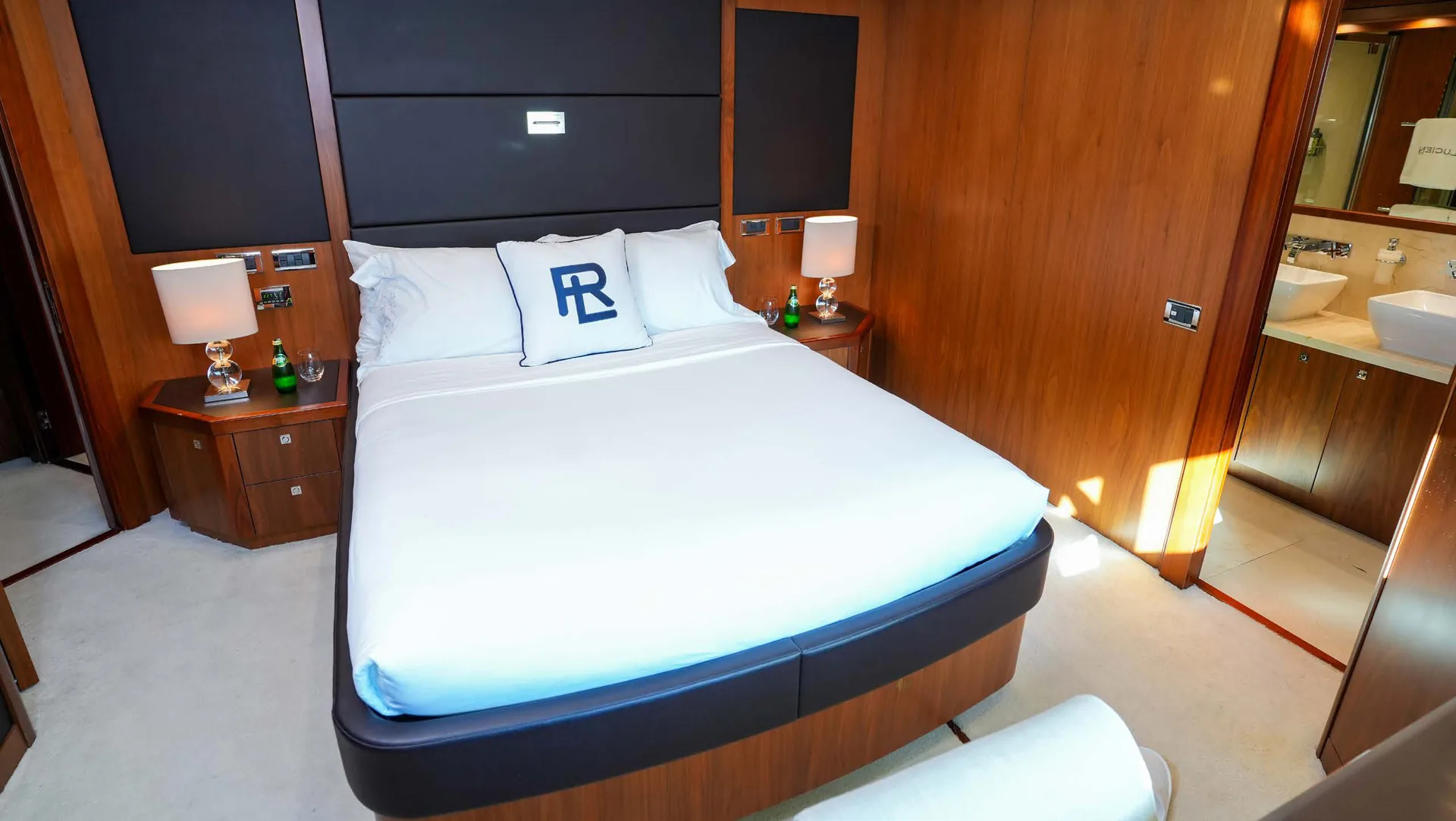 Lucien — photo 21 location yacht Saint-Tropez