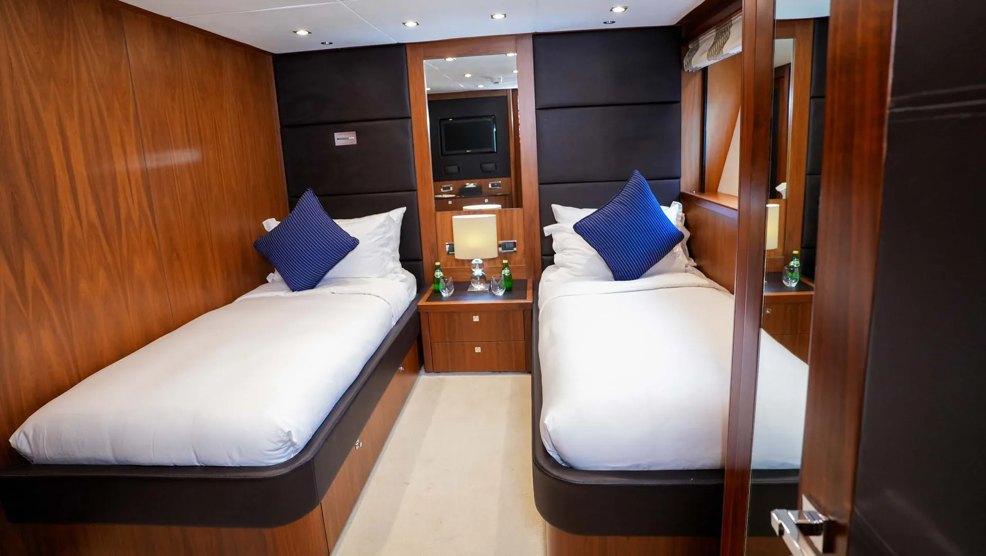 Lucien — photo 25 location yacht Saint-Tropez