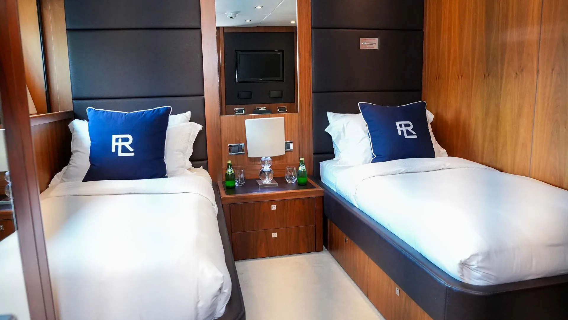Lucien — photo 27 location yacht Saint-Tropez