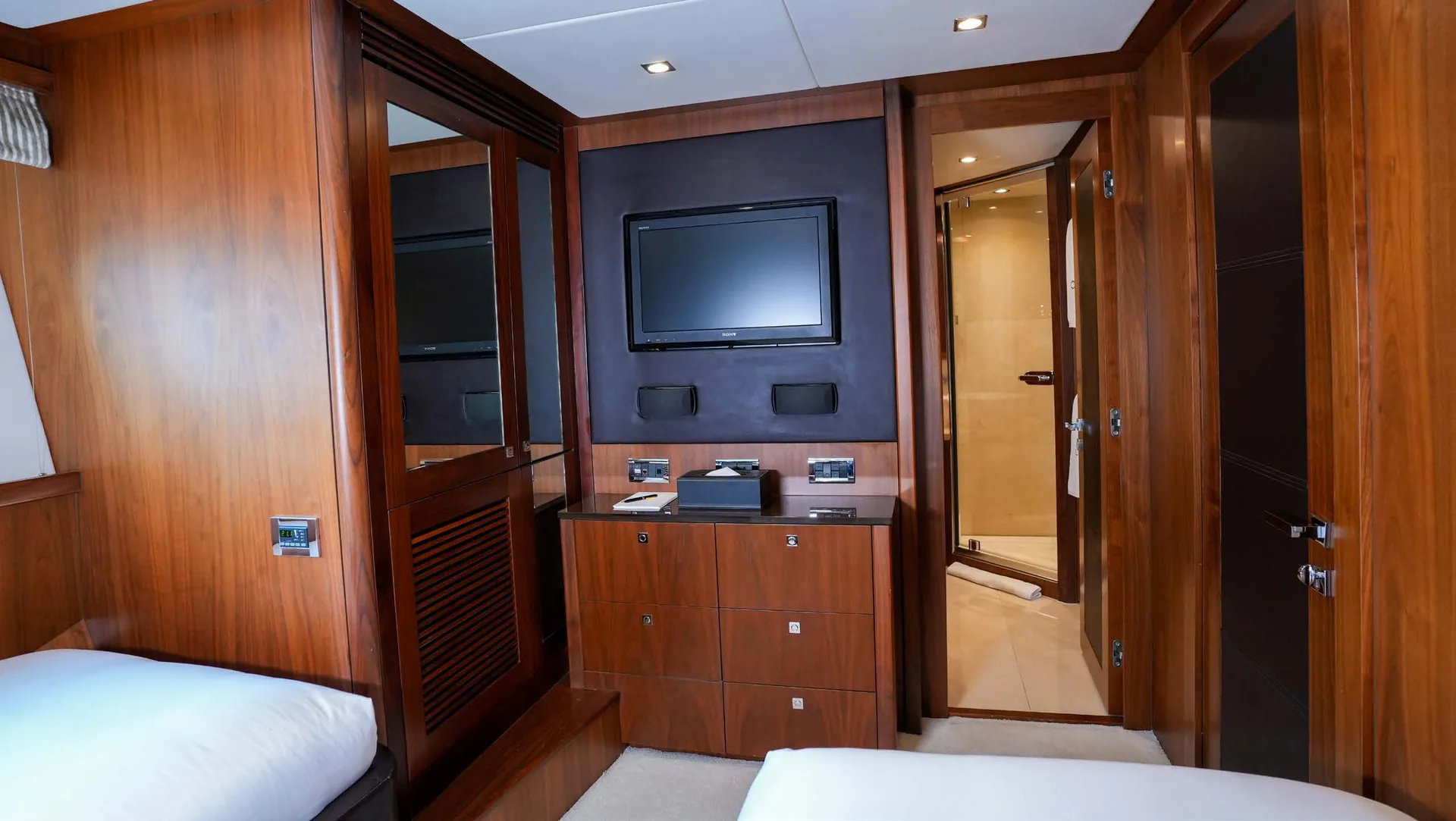 Lucien — photo 30 location yacht Saint-Tropez