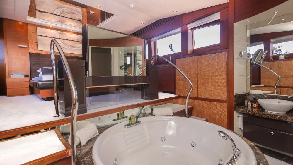 Matsu - photo 26 yacht charter Saint-Tropez
