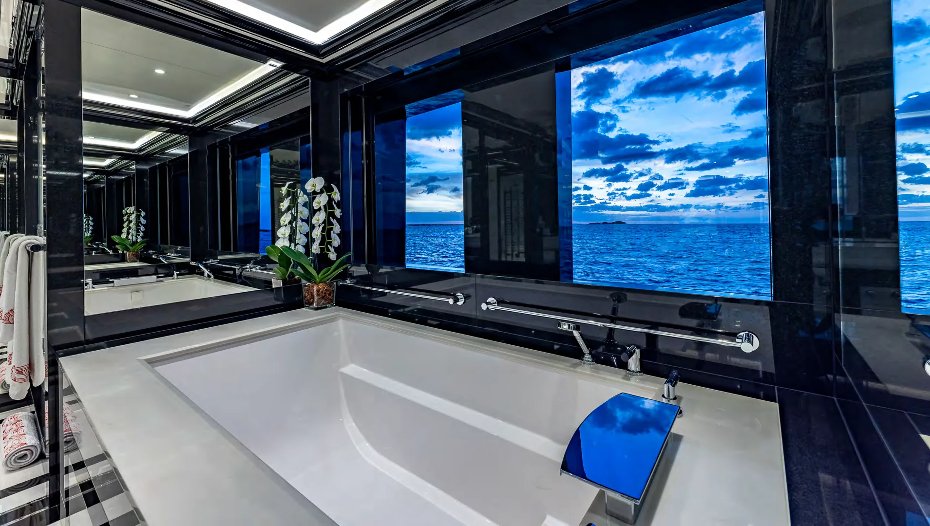 OKTO — photo 11 location yacht Saint-Tropez