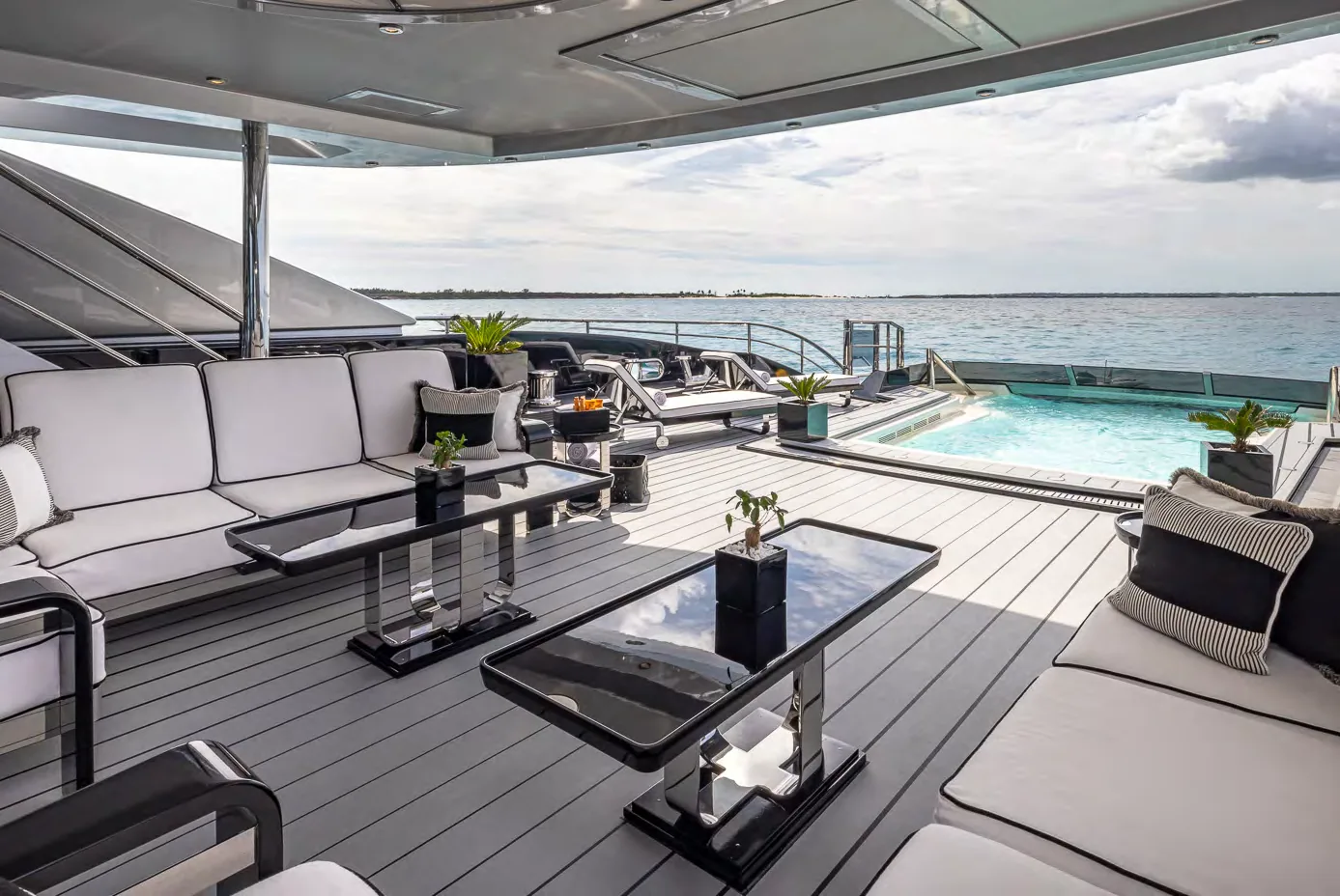 OKTO — photo 31 location yacht Saint-Tropez
