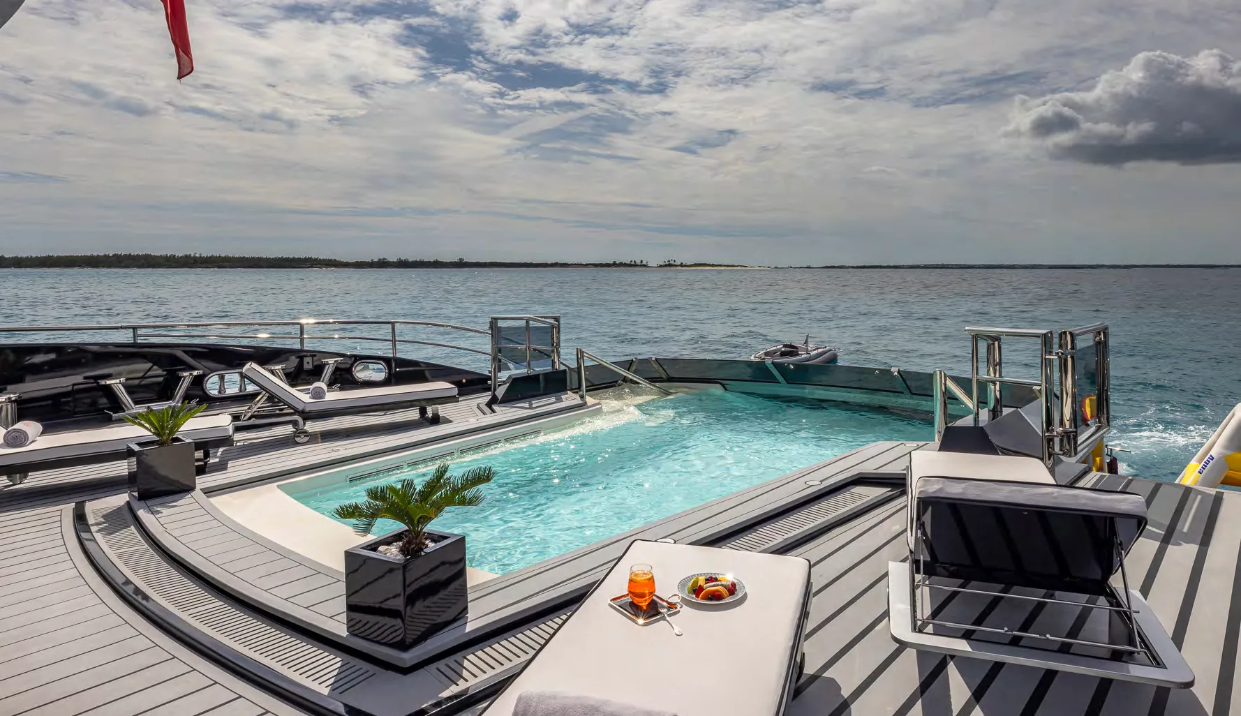 OKTO — photo 32 location yacht Saint-Tropez