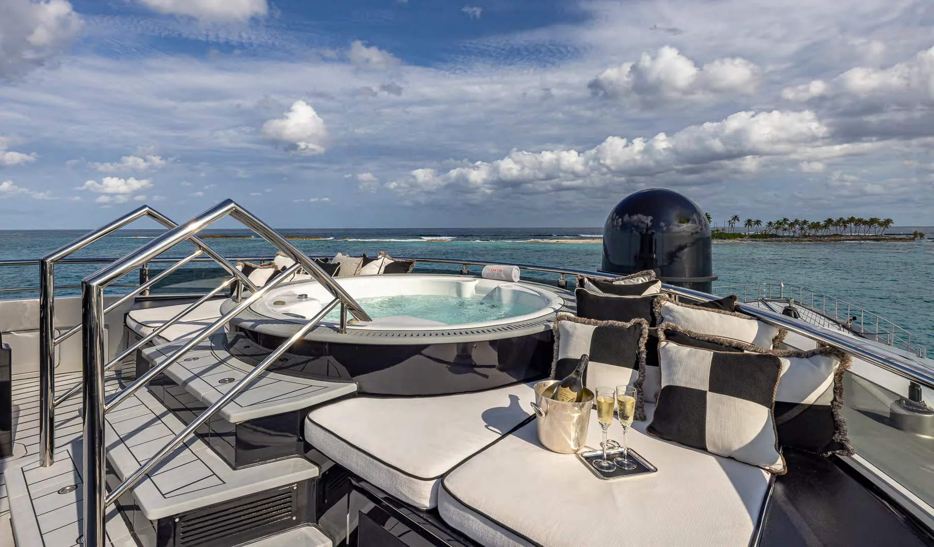 OKTO — photo 37 location yacht Saint-Tropez