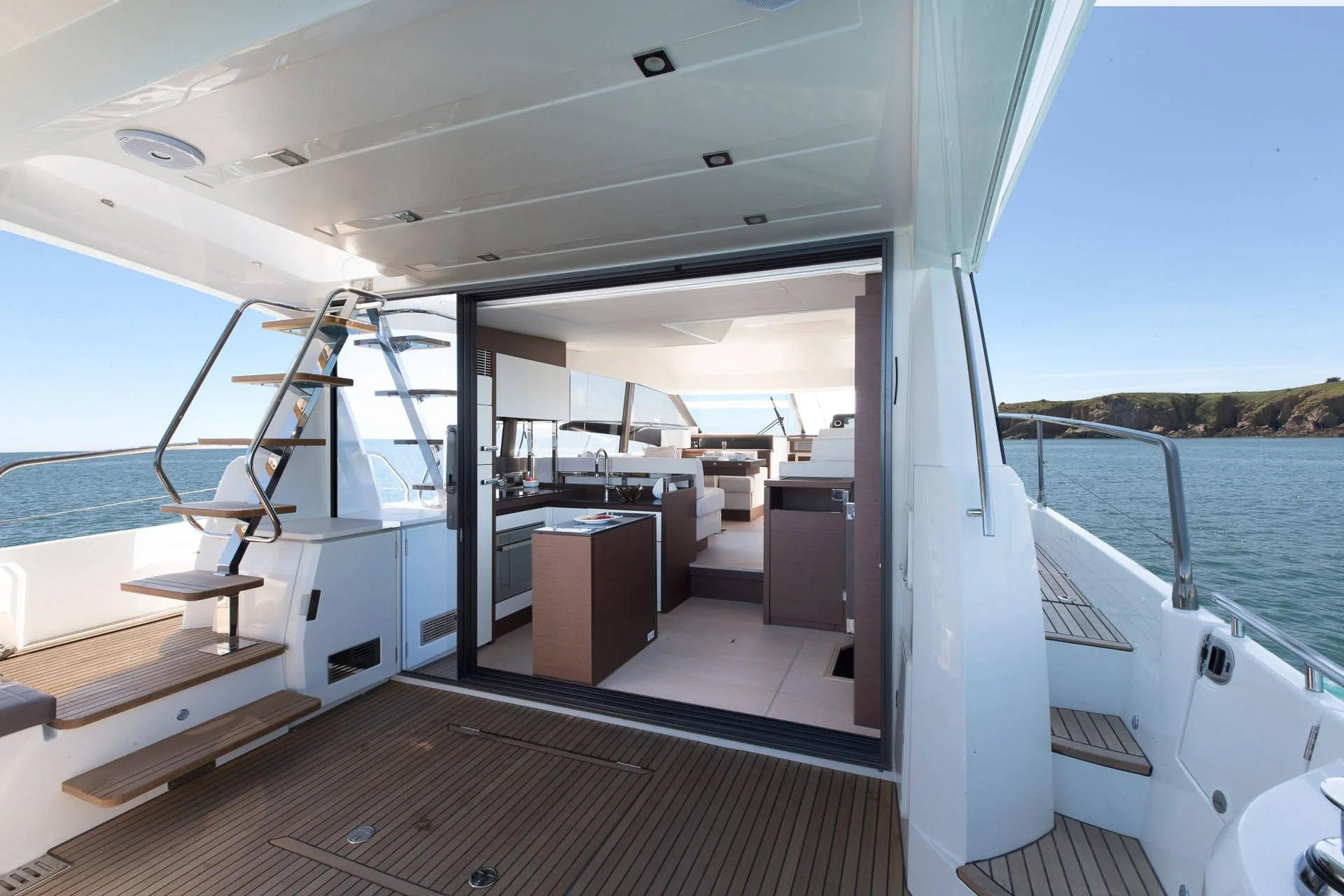 Prestige 520 Fly — photo 4 location yacht Saint-Tropez