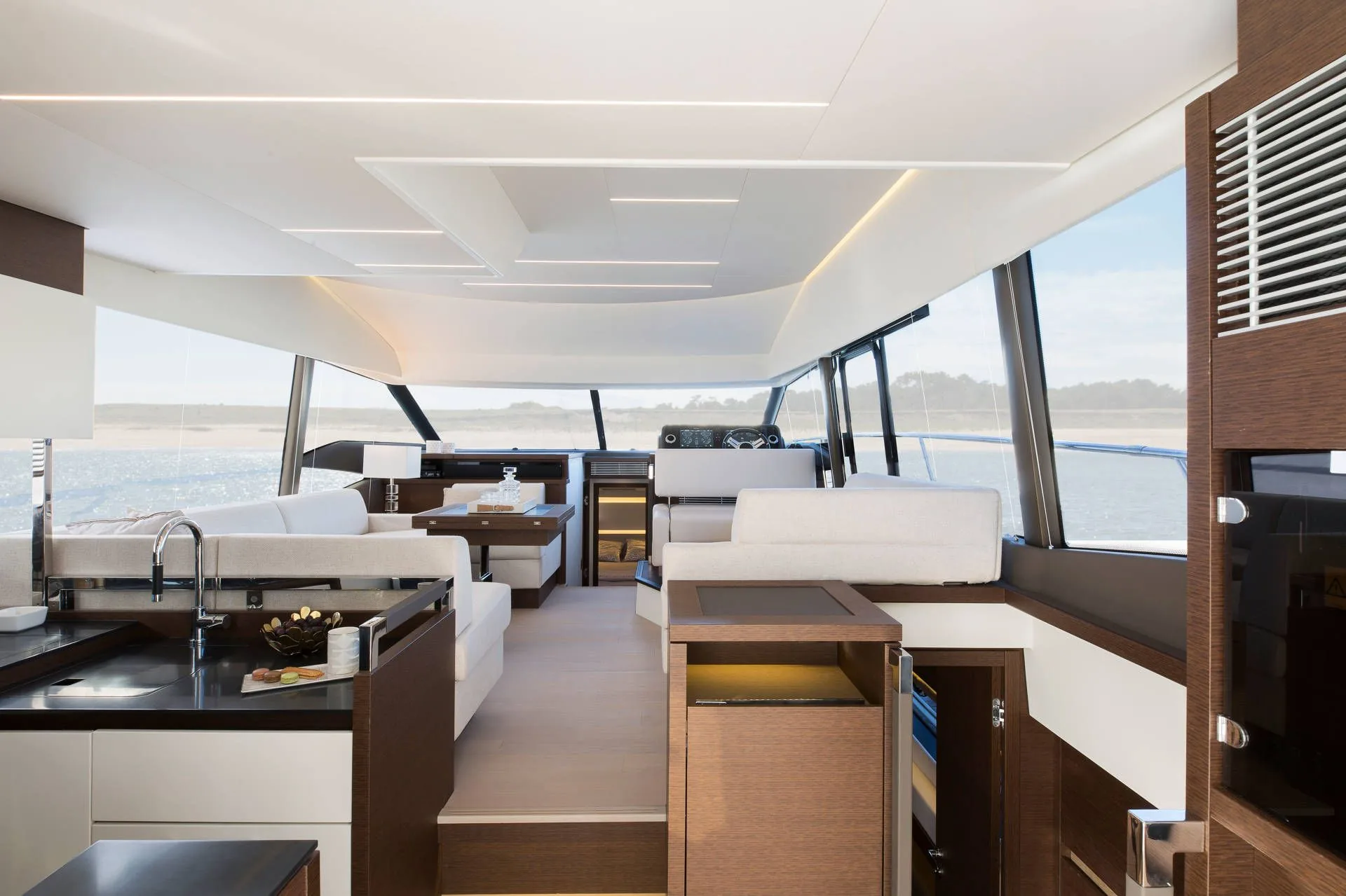 Prestige 520 Fly — photo 5 location yacht Saint-Tropez