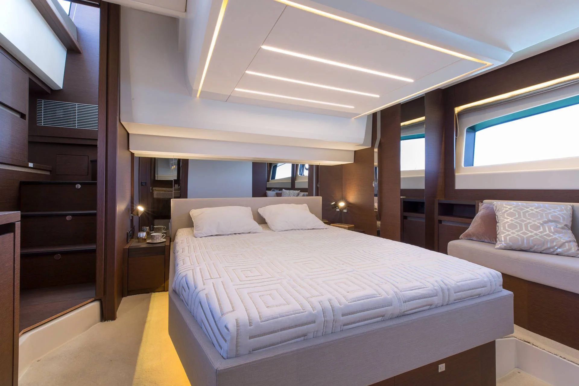 Prestige 520 Fly — photo 6 location yacht Saint-Tropez