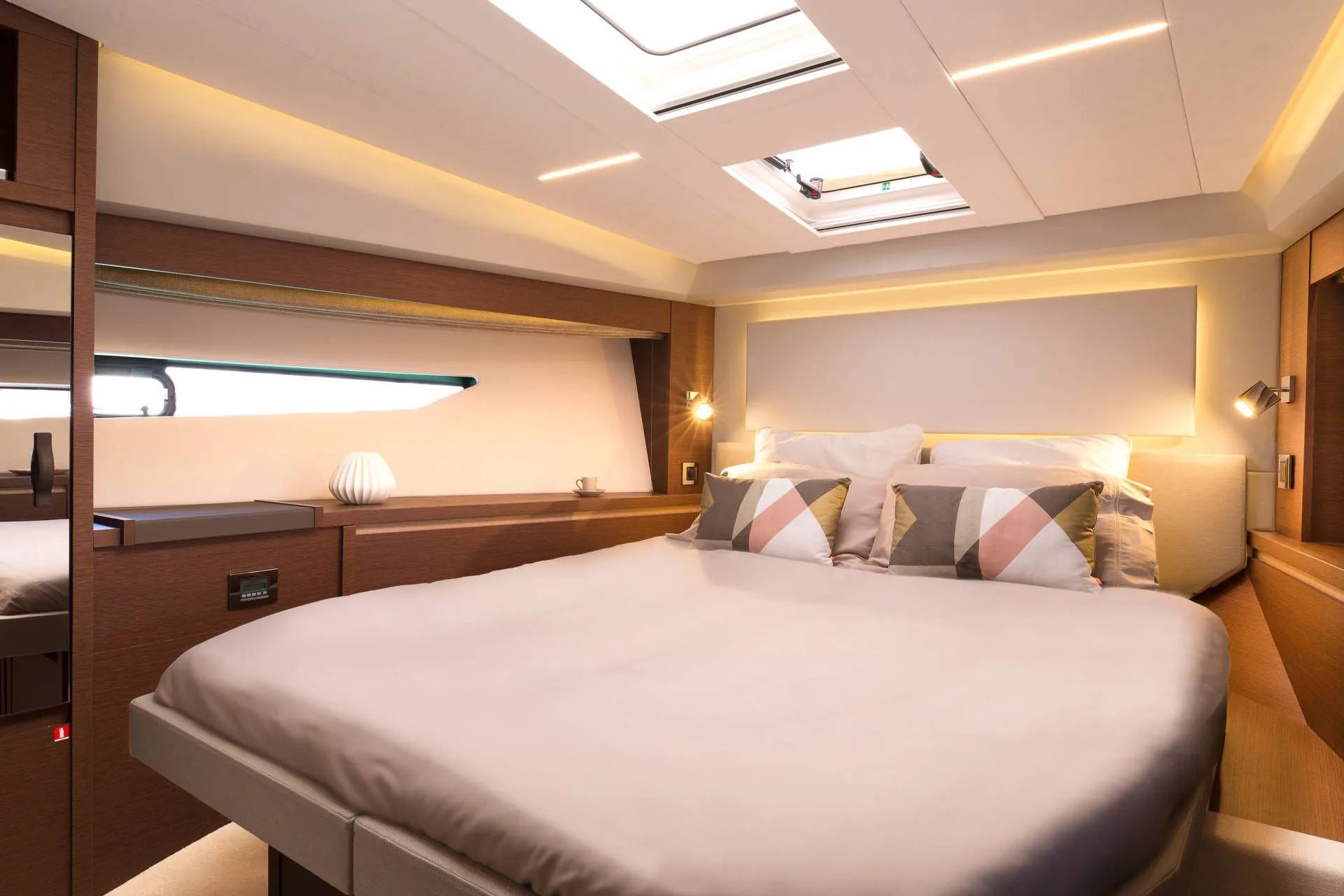 Prestige 520 Fly — photo 7 location yacht Saint-Tropez