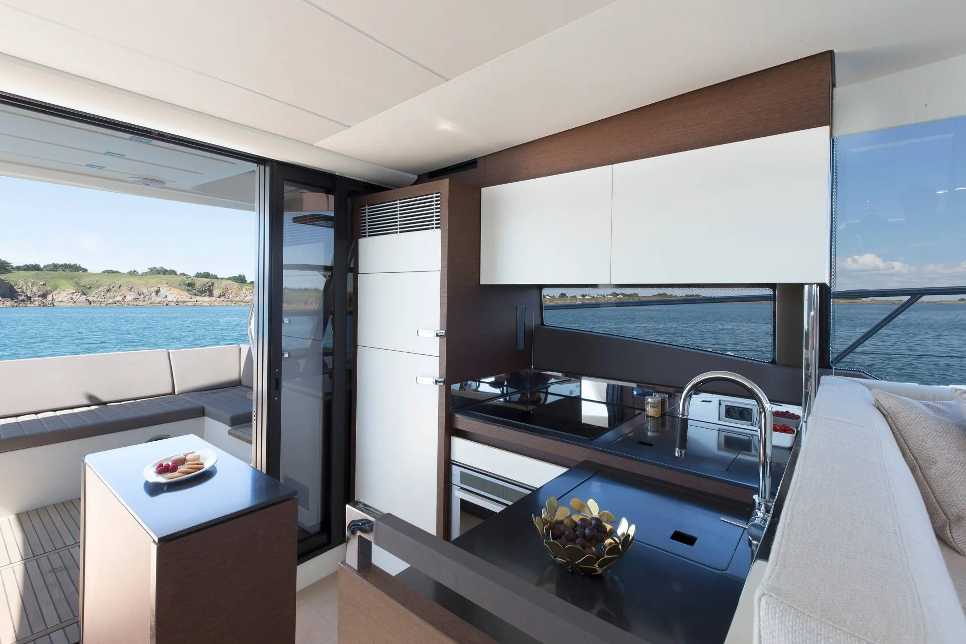 Prestige 520 Fly — photo 8 location yacht Saint-Tropez