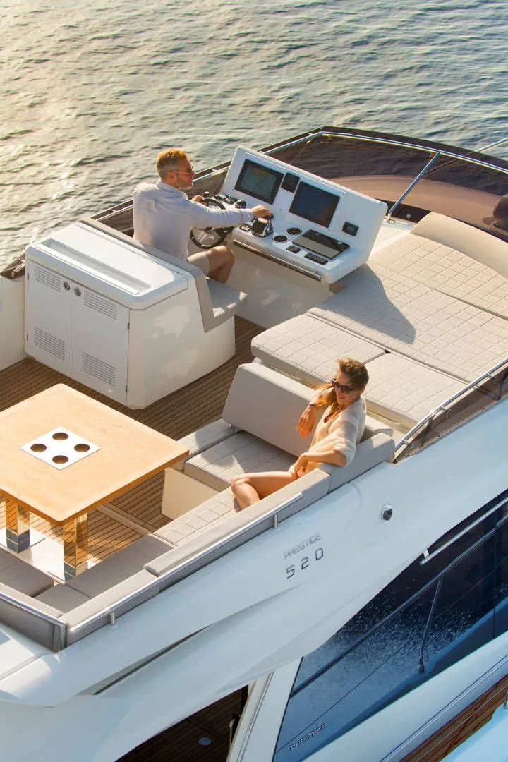 Prestige 520 Fly — photo 11 location yacht Saint-Tropez