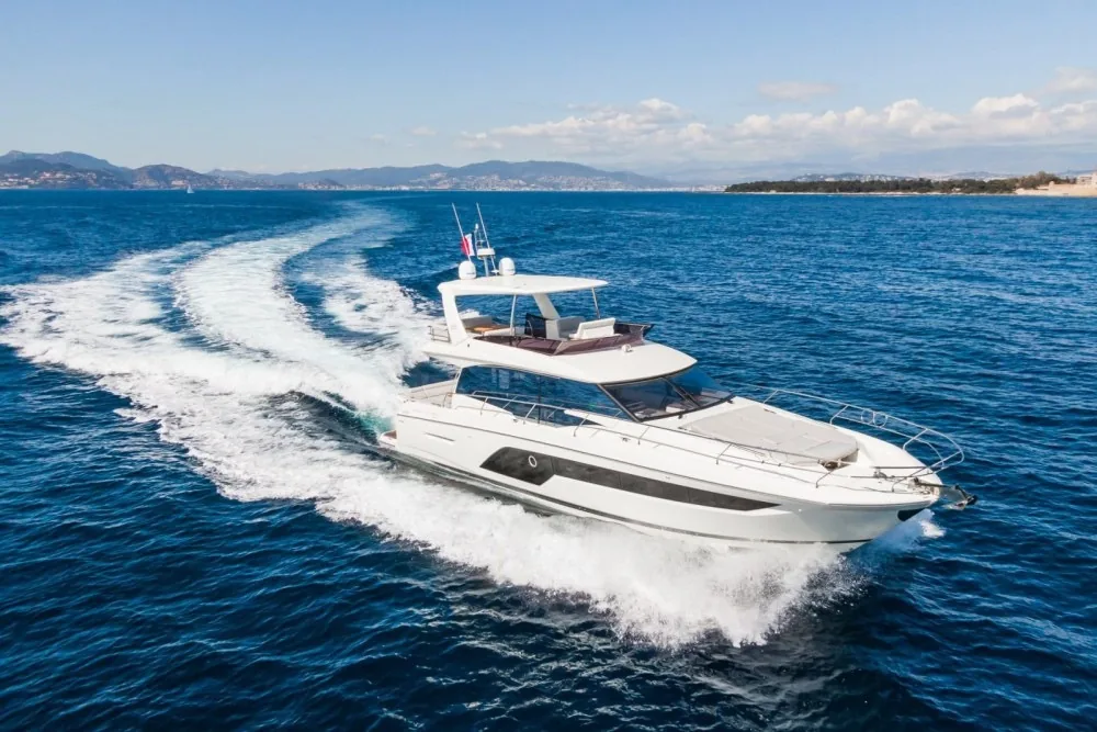 Prestige 590 — photo 2 location yacht Saint-Tropez