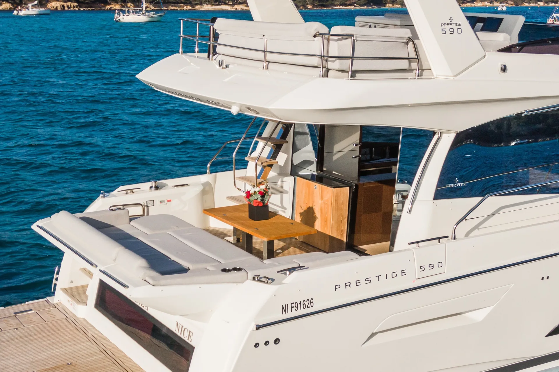 Prestige 590 — photo 5 location yacht Saint-Tropez