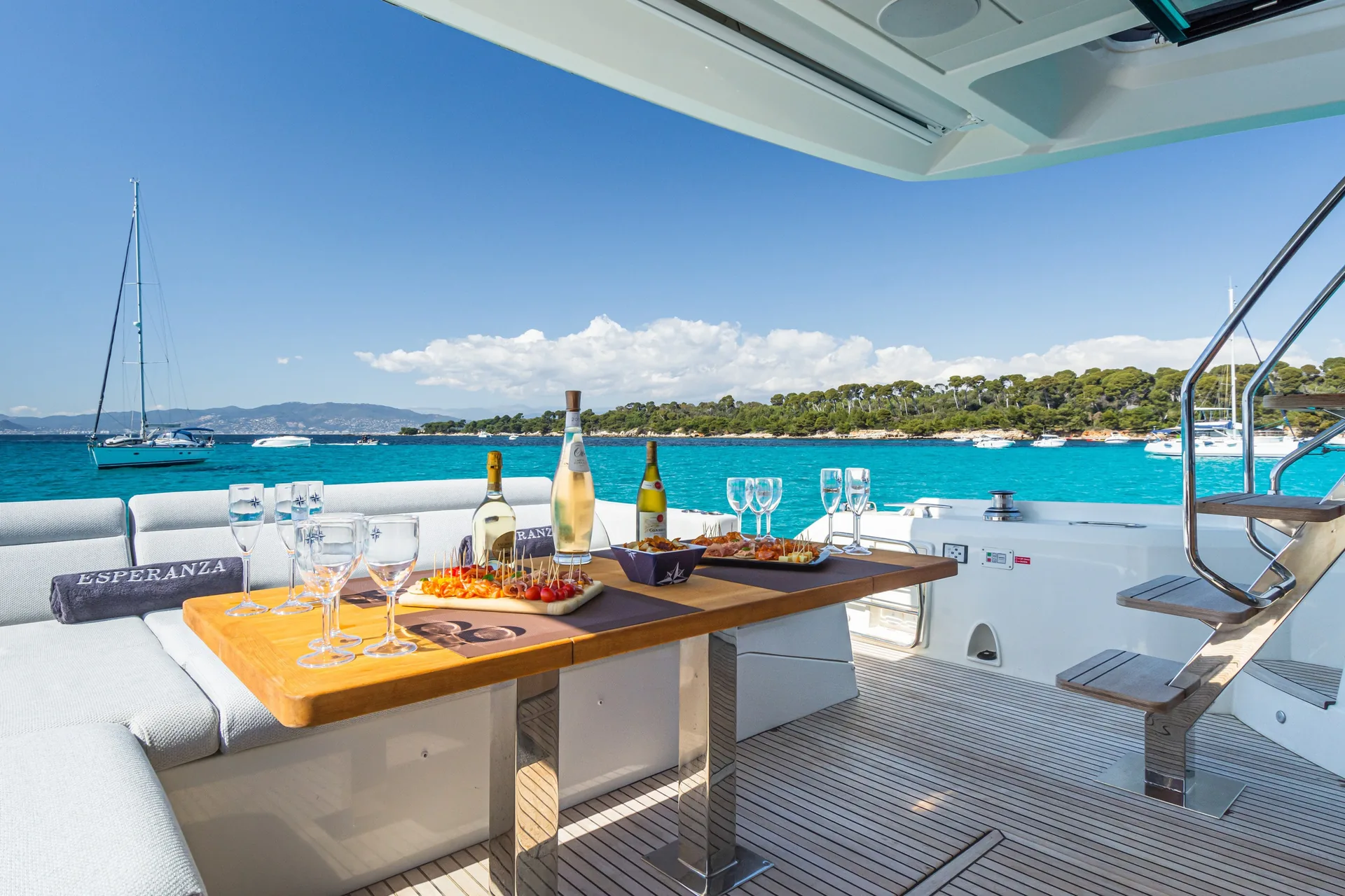 Prestige 590 — photo 6 location yacht Saint-Tropez