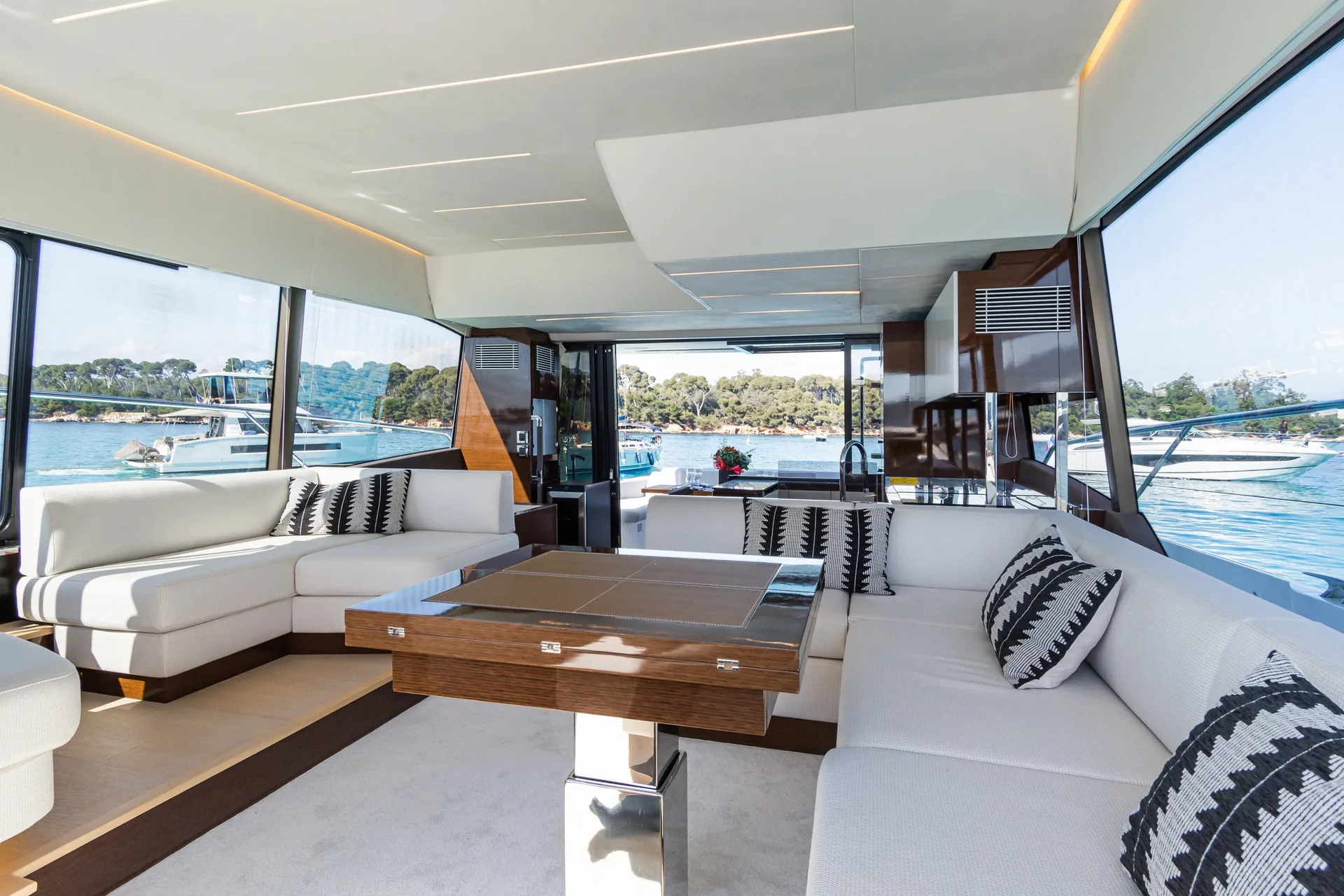 Prestige 590 — photo 7 location yacht Saint-Tropez