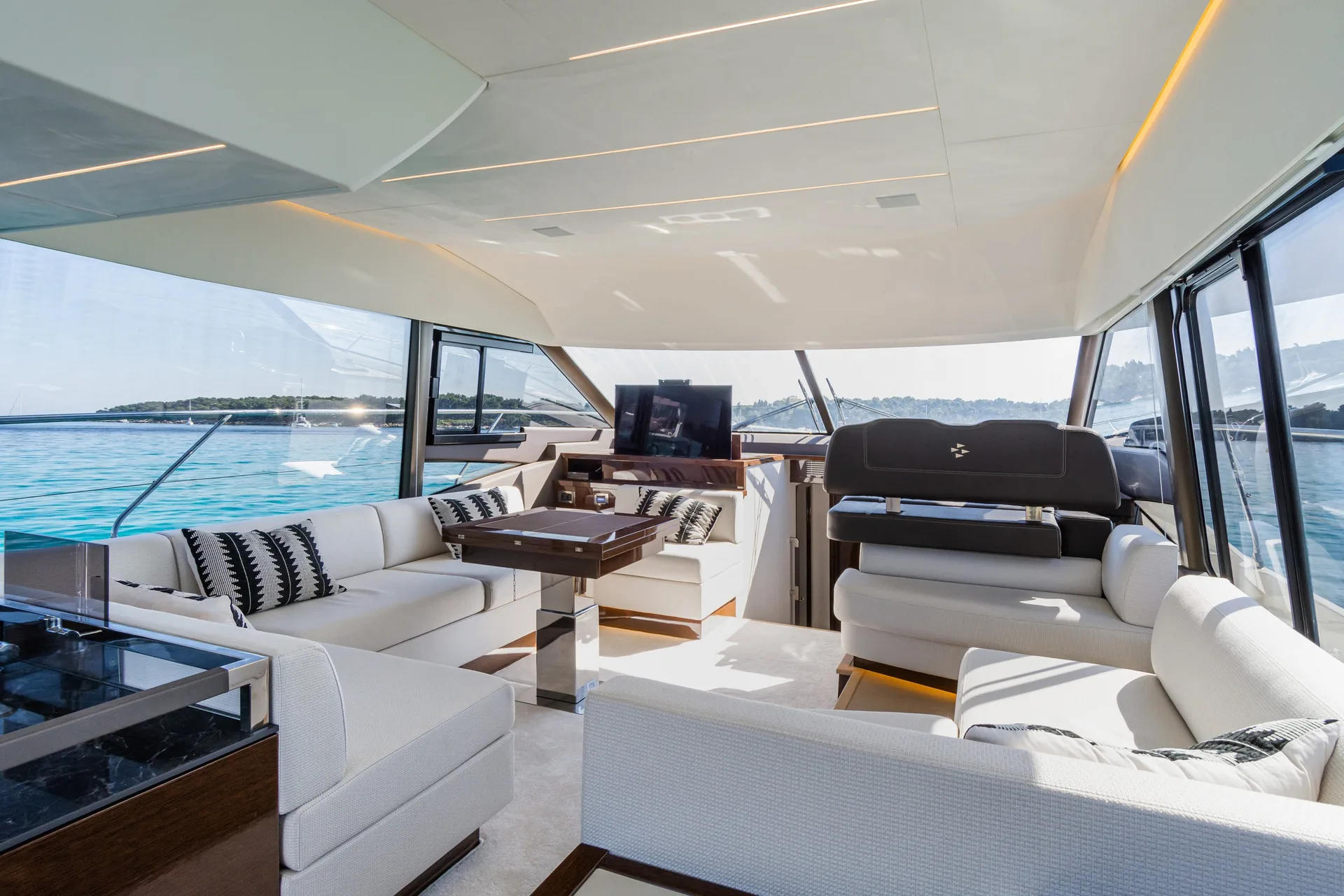 Prestige 590 — photo 8 location yacht Saint-Tropez