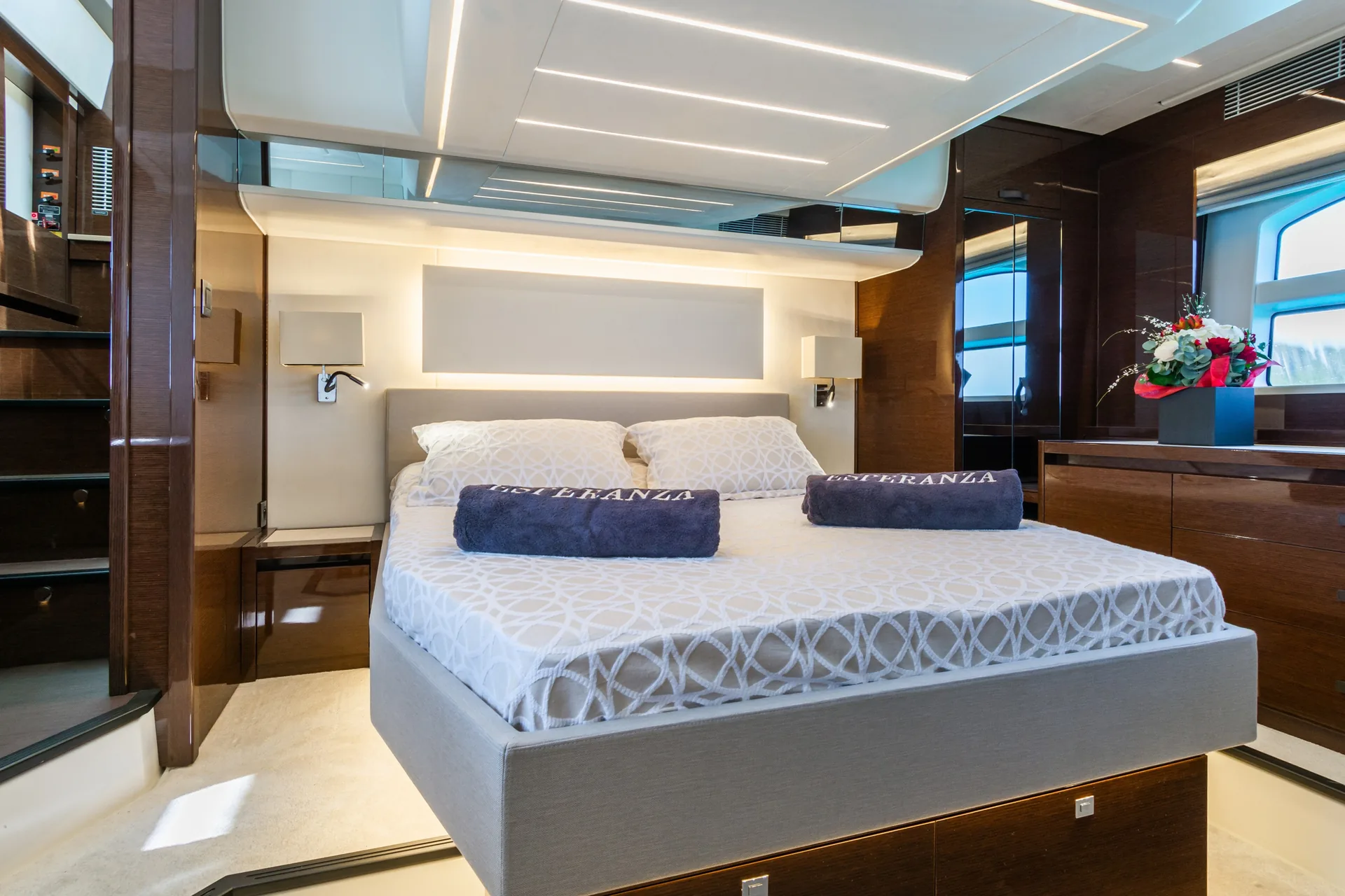 Prestige 590 — photo 9 location yacht Saint-Tropez