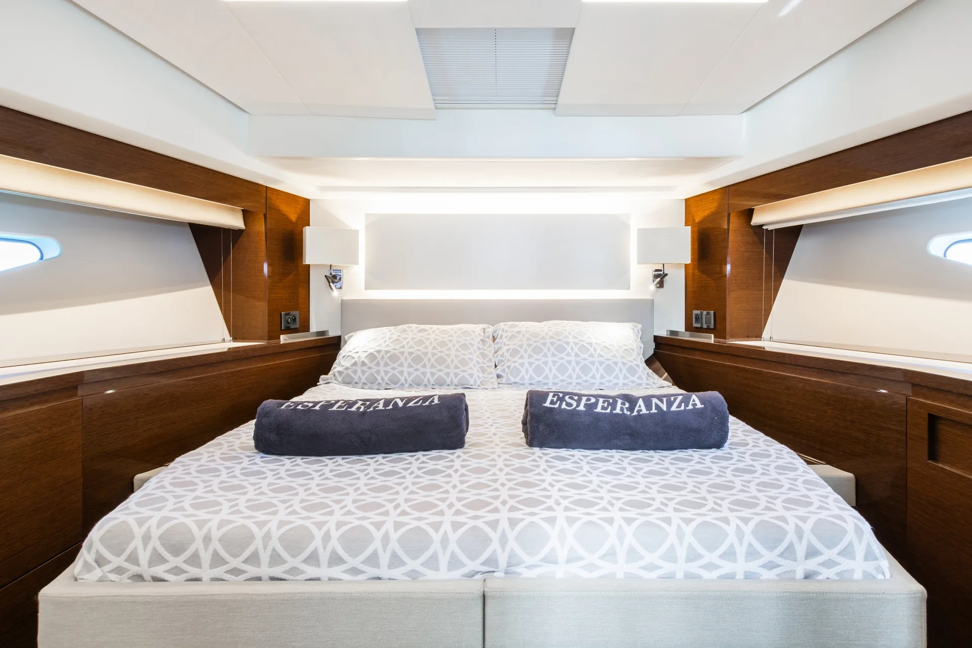 Prestige 590 — photo 10 location yacht Saint-Tropez