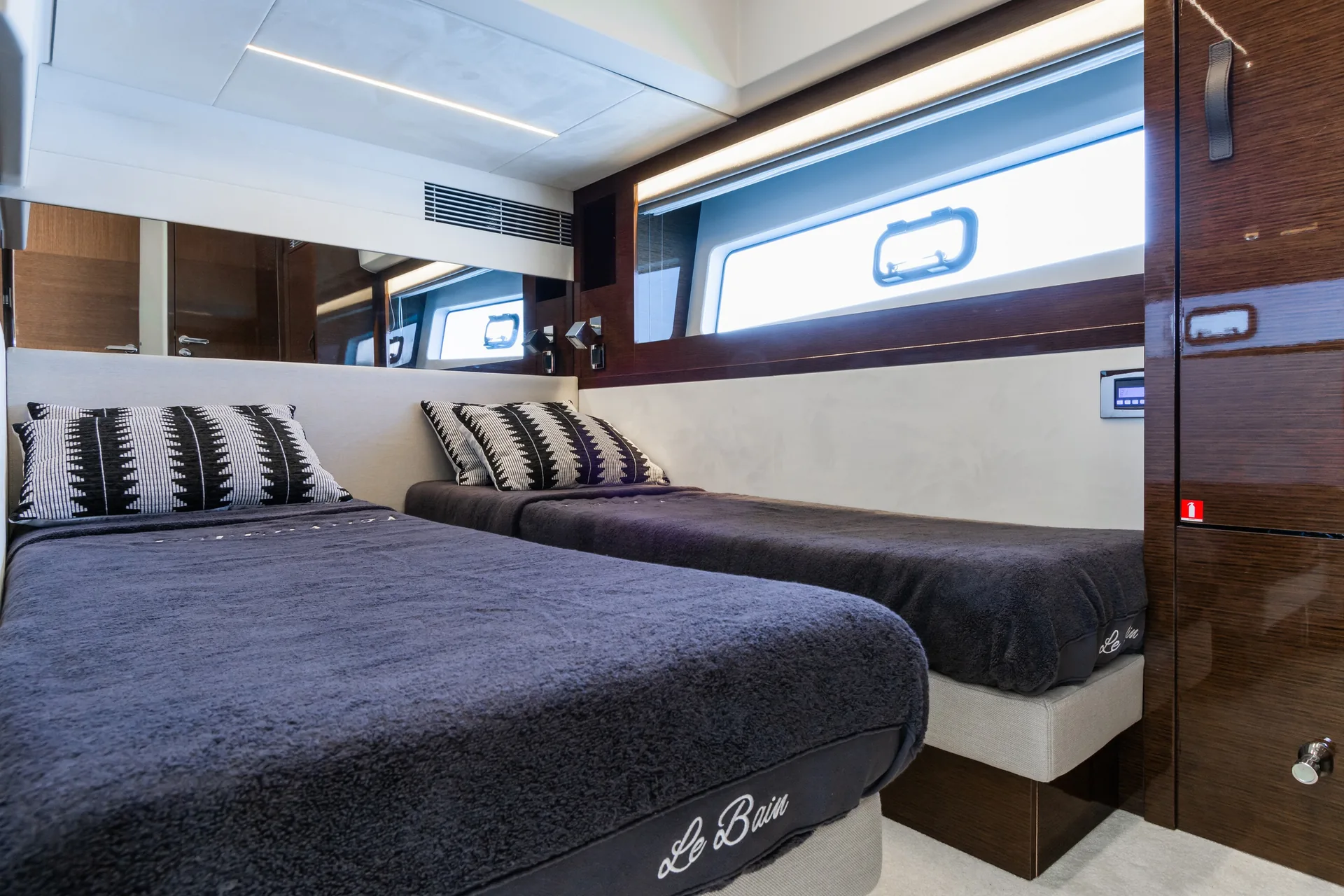 Prestige 590 — photo 11 location yacht Saint-Tropez
