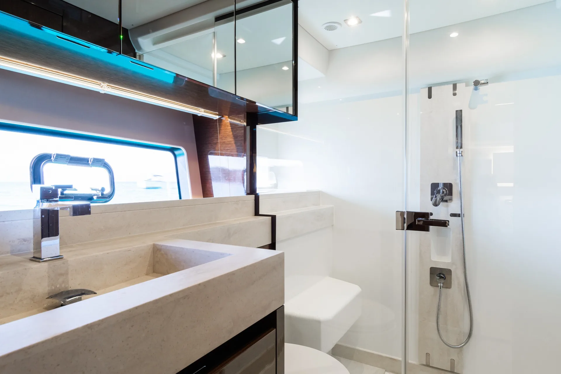 Prestige 590 — photo 12 location yacht Saint-Tropez