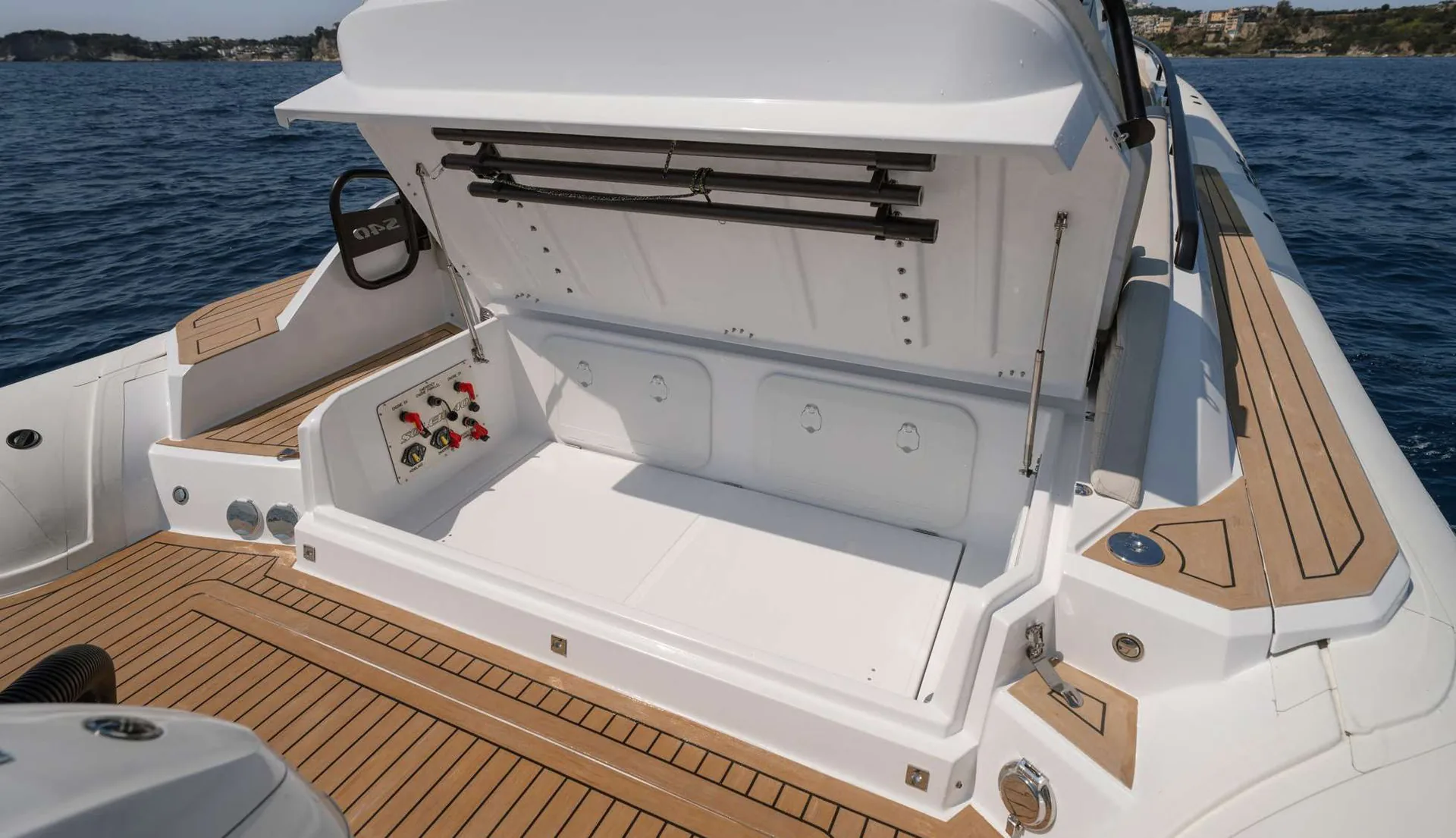 Soleil 40 — photo 8 location yacht Saint-Tropez