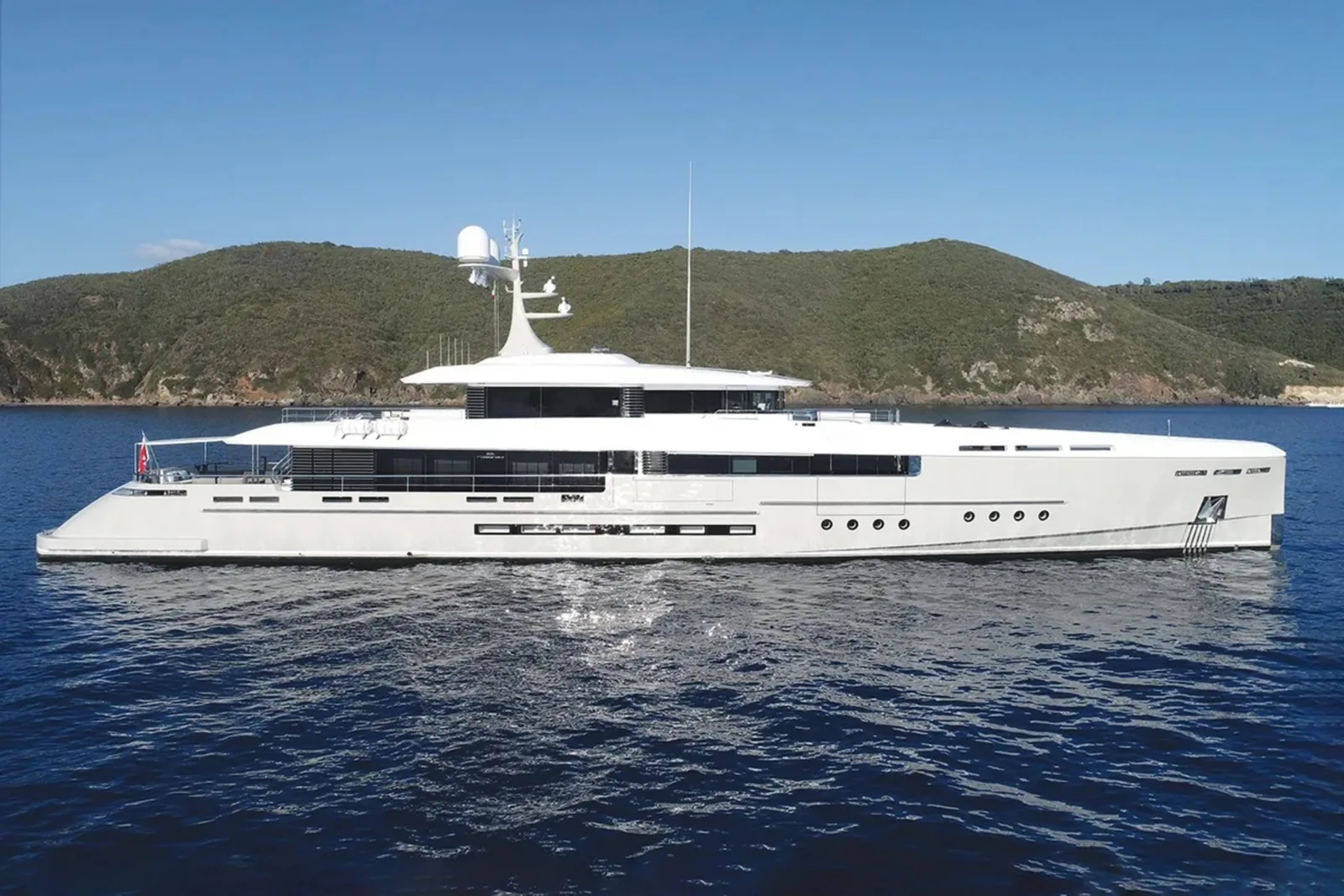 ENDEAVOUR 2 - photo 2 location yacht Saint-Tropez