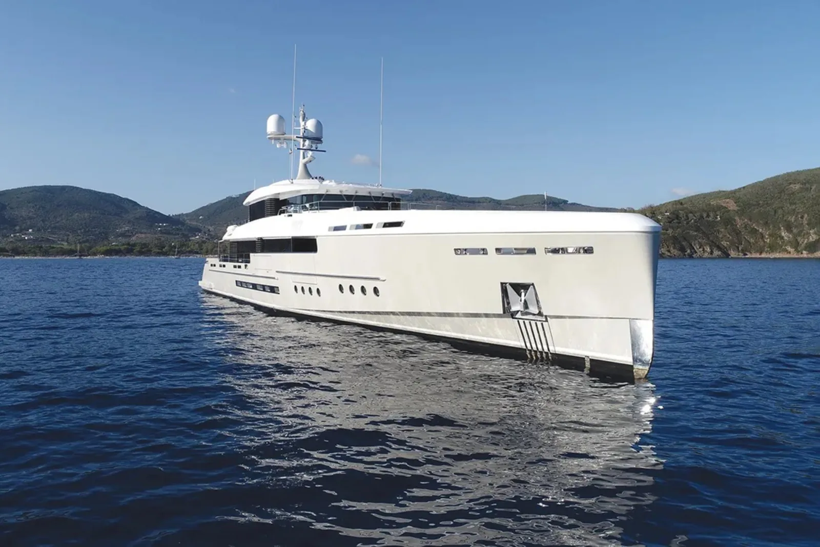 ENDEAVOUR 2 - photo 3 location yacht Saint-Tropez