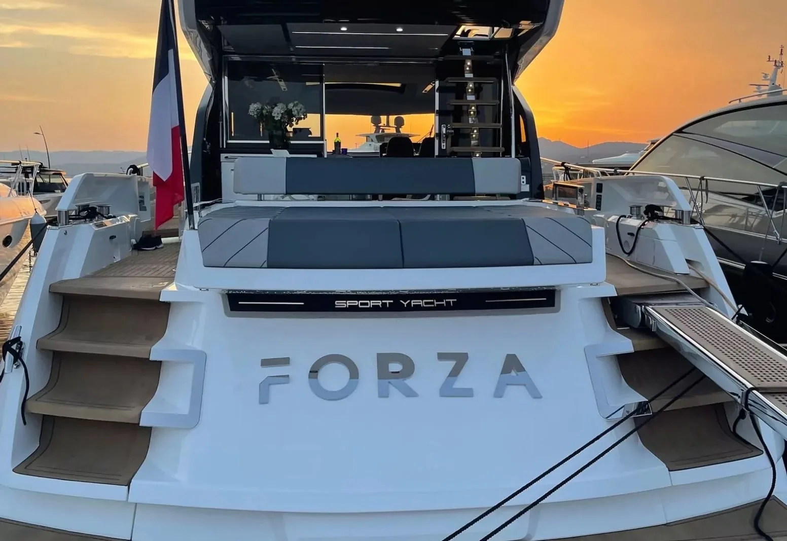 FORZA - photo 6 location yacht Saint-Tropez