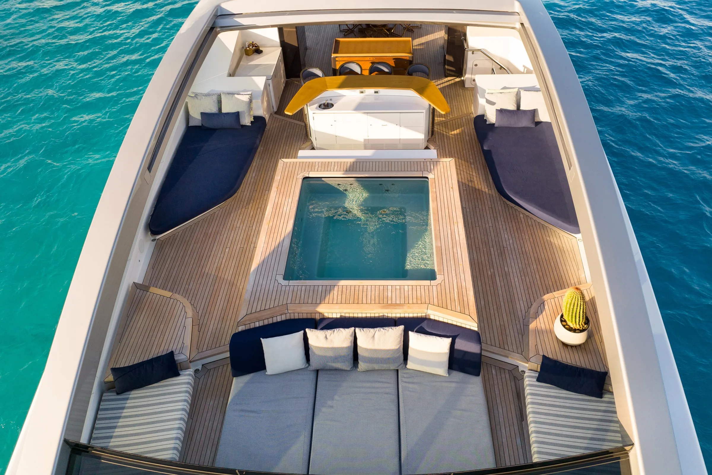 HALO - photo 11 location yacht Saint-Tropez