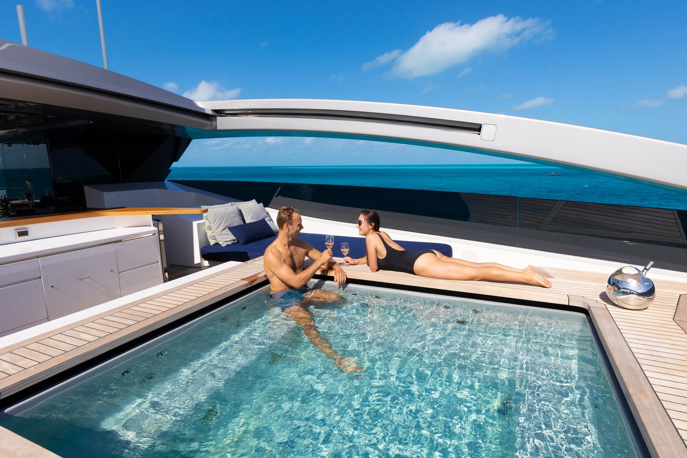 HALO - photo 18 location yacht Saint-Tropez