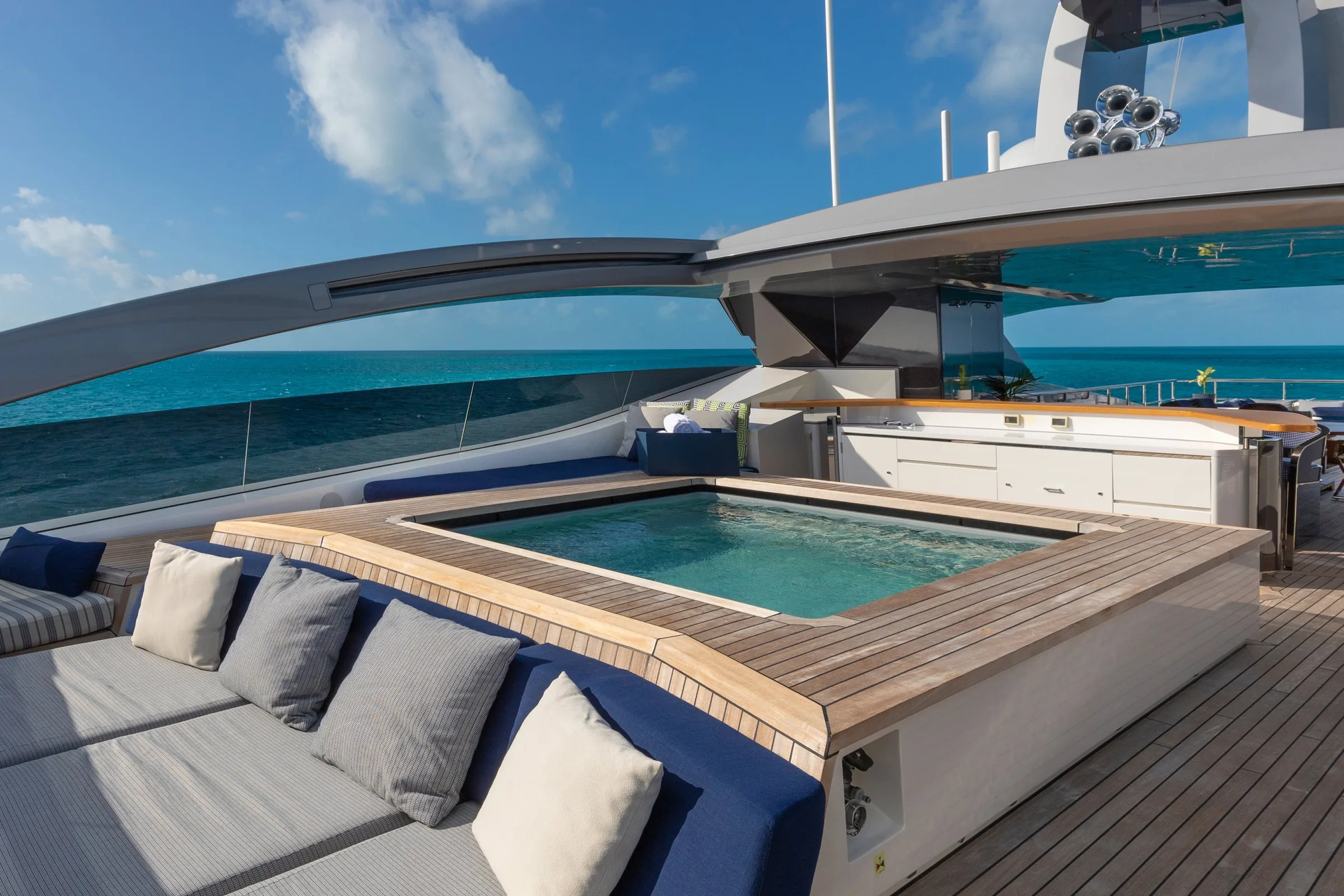 HALO - photo 25 location yacht Saint-Tropez