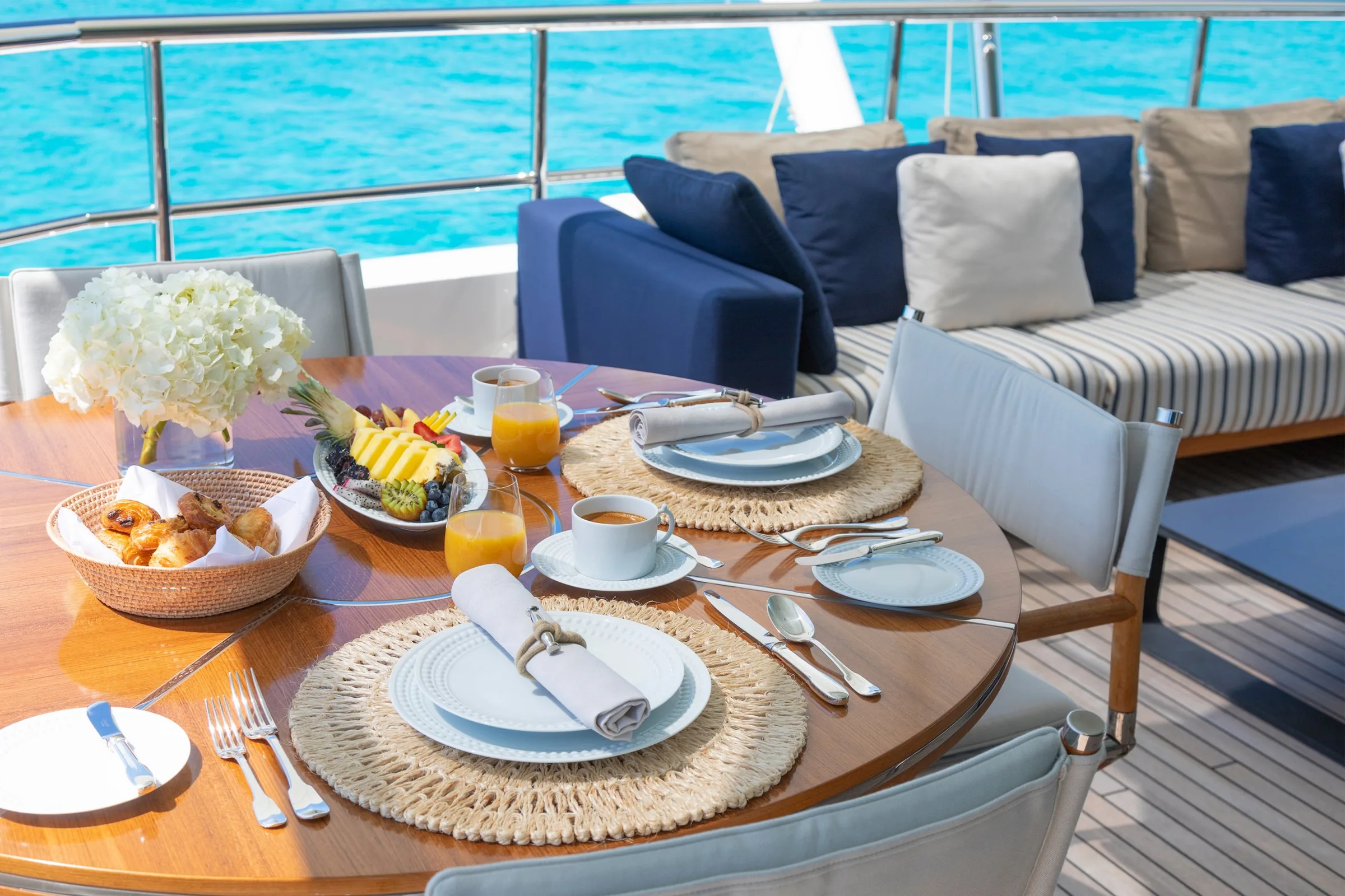 HALO - photo 29 location yacht Saint-Tropez