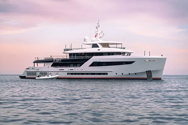 HEEUS - location yacht Saint-Tropez