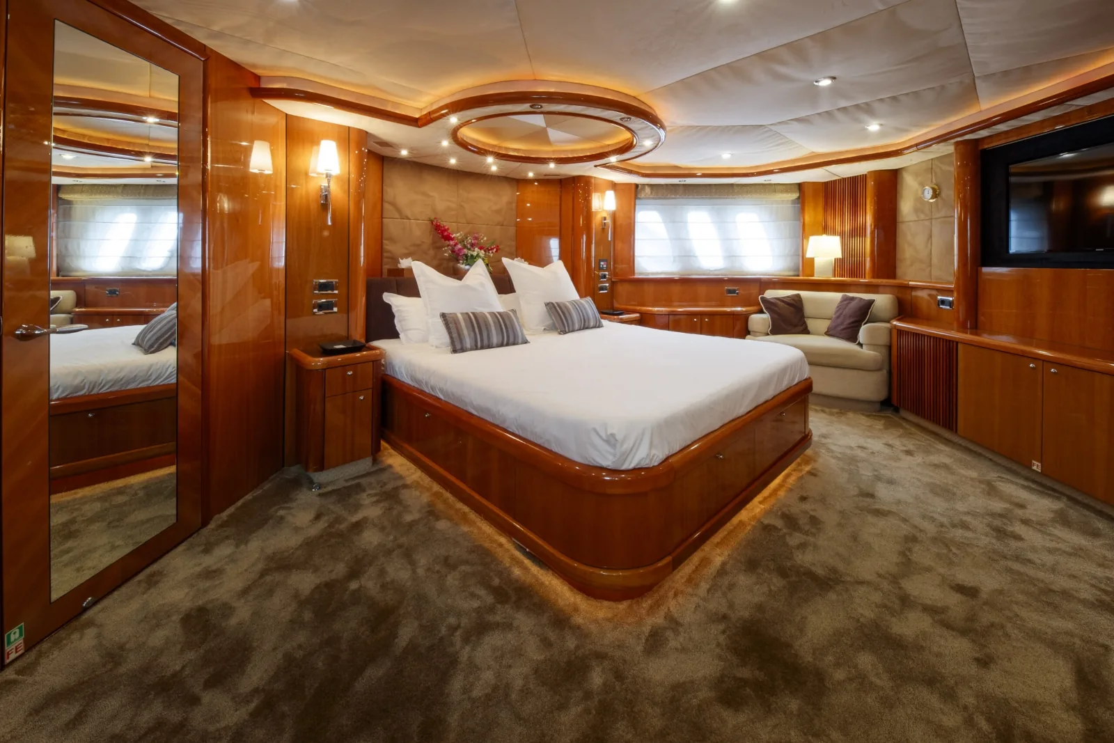 LADY YOUSRA - photo 23 location yacht Saint-Tropez