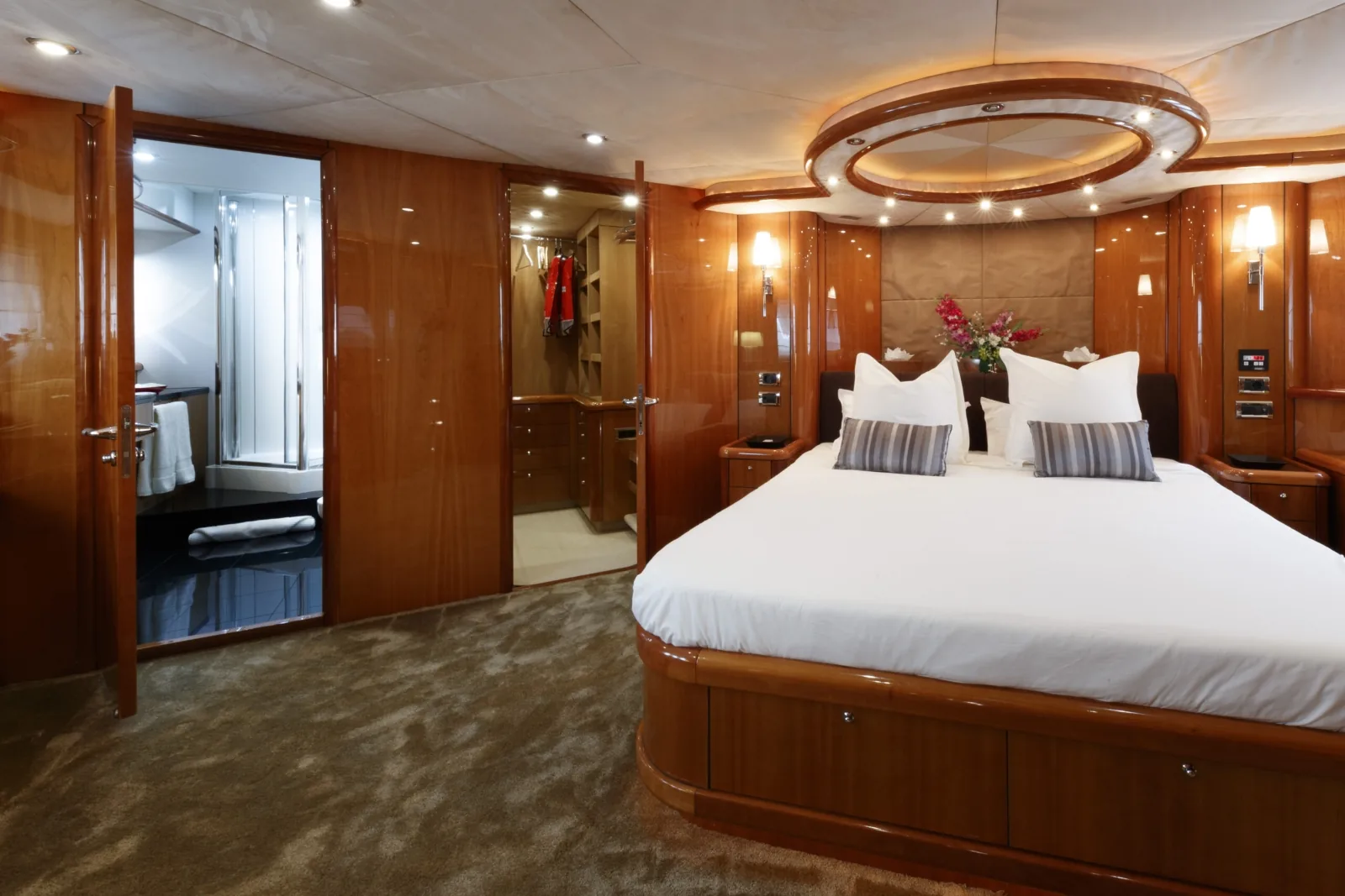 LADY YOUSRA - photo 24 location yacht Saint-Tropez