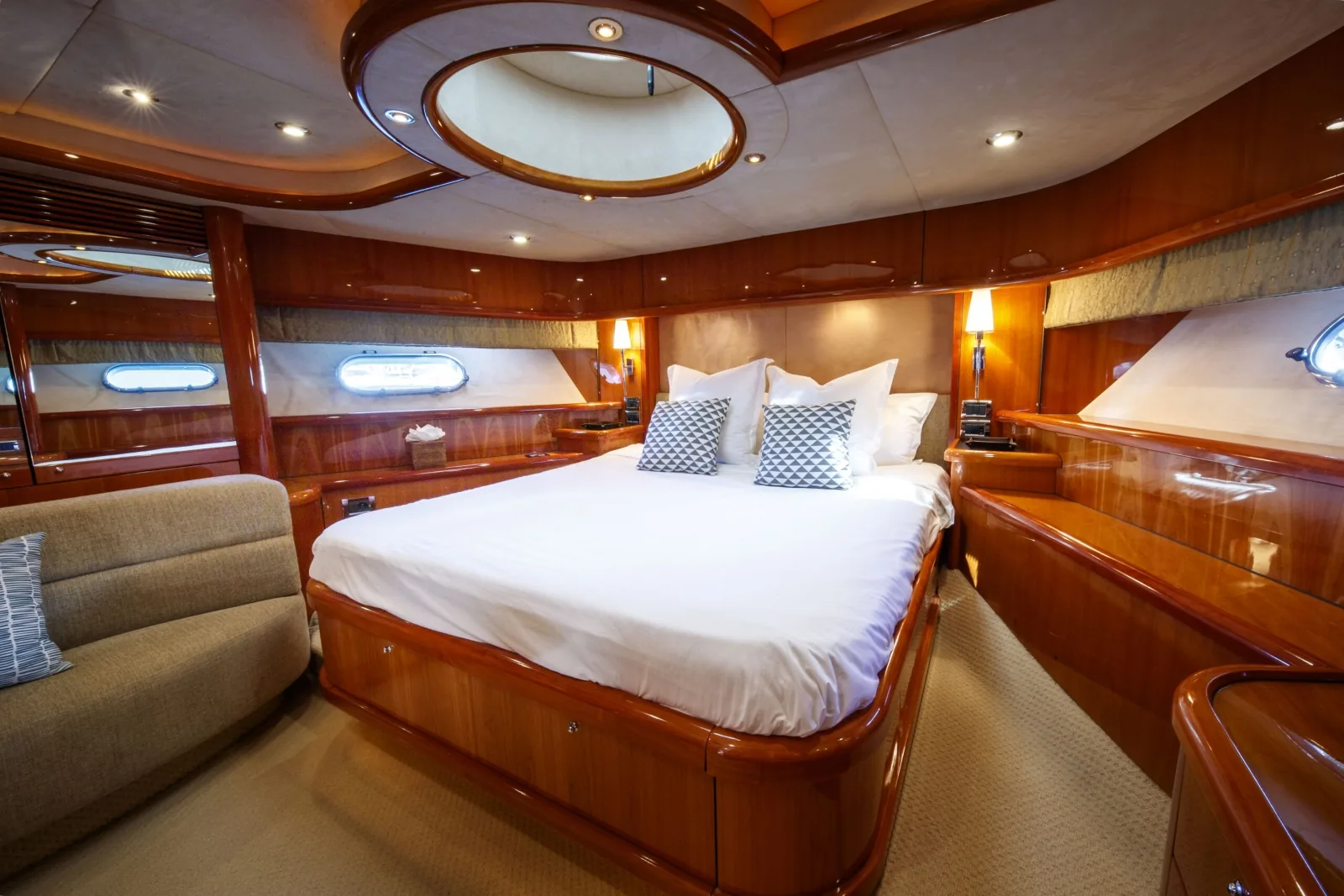 LADY YOUSRA - photo 28 location yacht Saint-Tropez