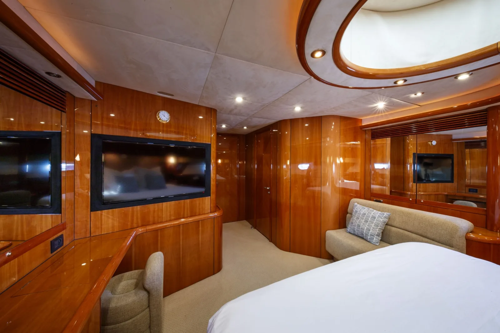 LADY YOUSRA - photo 29 location yacht Saint-Tropez