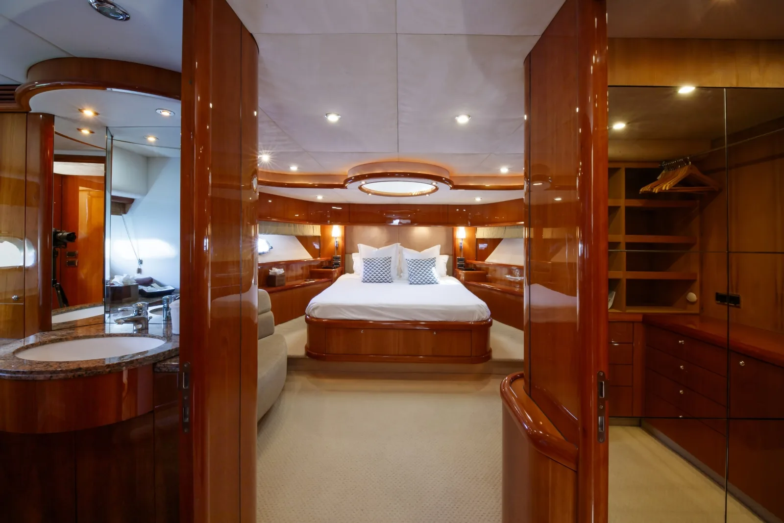LADY YOUSRA - photo 30 location yacht Saint-Tropez